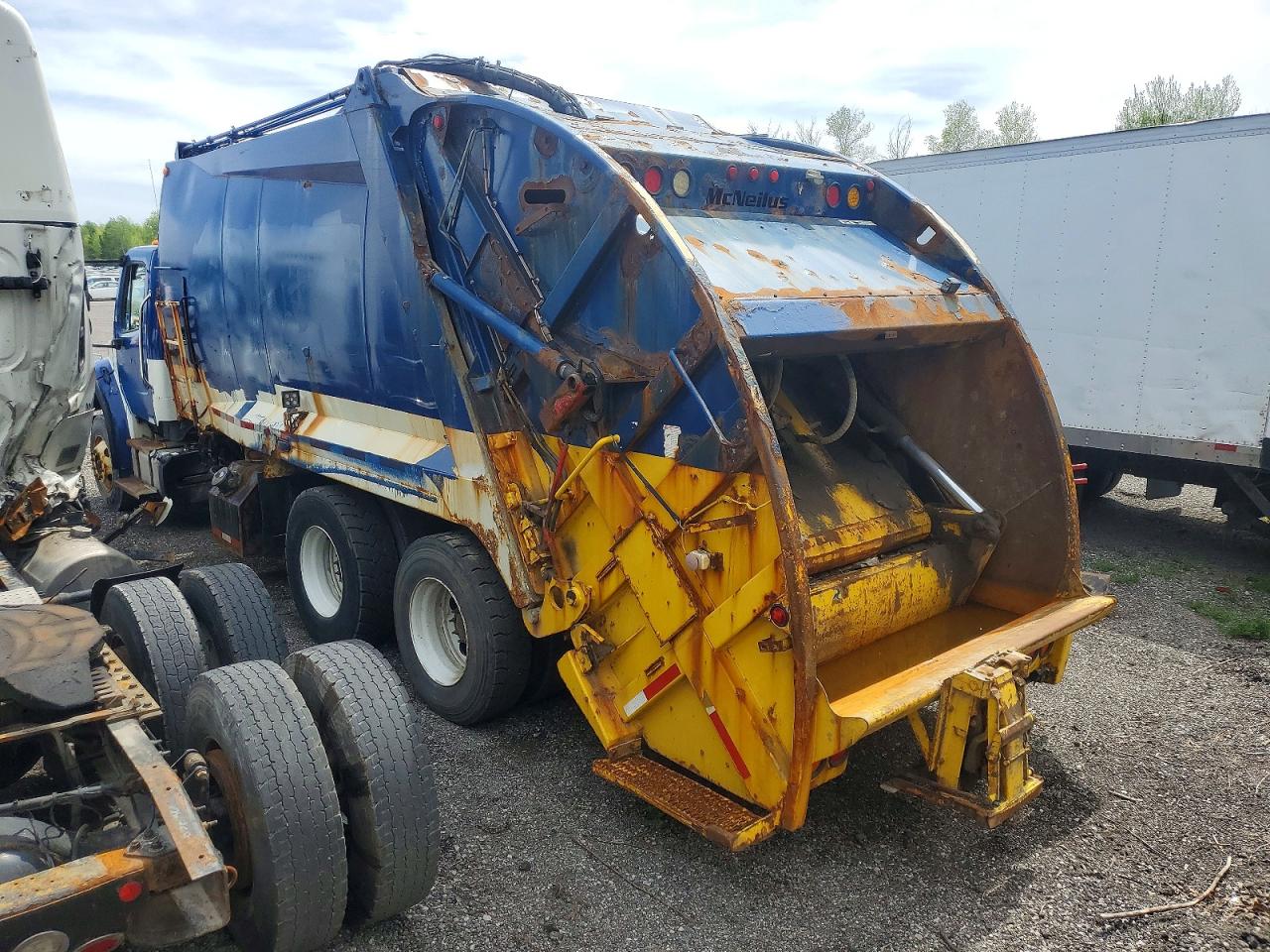 1FVHCYBSXBDAZ4611 · 2011 FREIGHTLINER M2 · 3/10