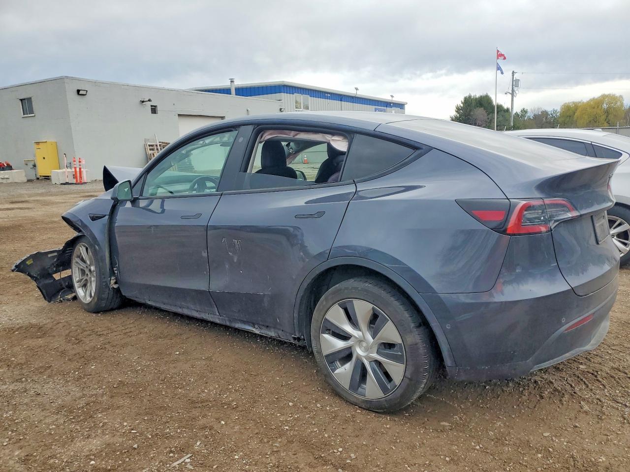 7SAYGDEE4NF504945 · 2022 TESLA MODEL Y · 2/13