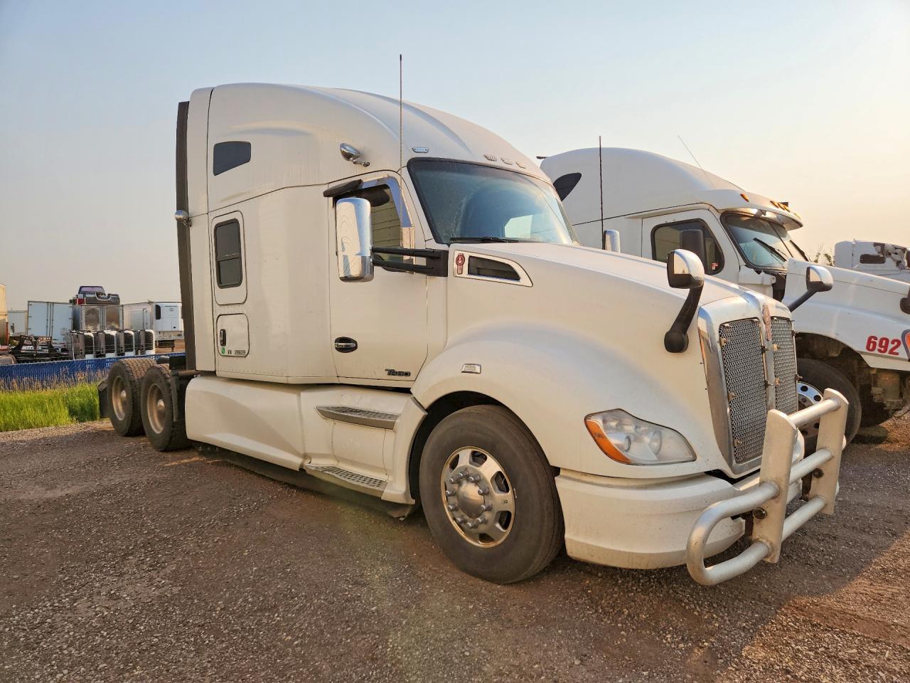 1XKYDP9X3JJ996099 · 2018 KENWORTH CONSTRUCTION · 4/14