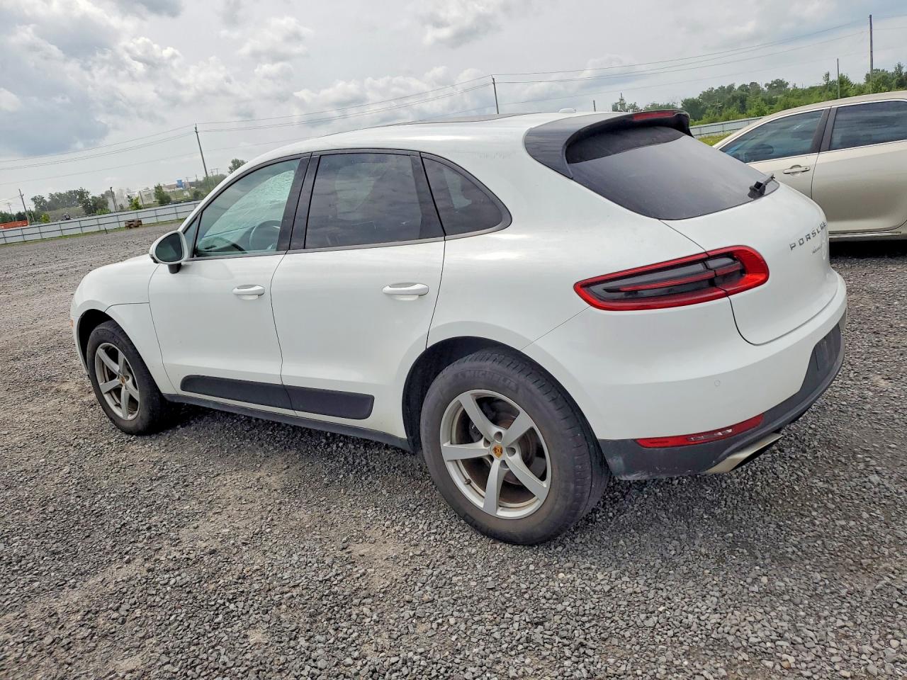 WP1AA2A54JLB11351 · 2018 PORSCHE MACAN · 2/13
