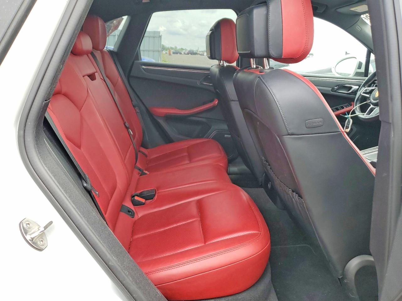 WP1AA2A54JLB11351 · 2018 PORSCHE MACAN · 11/13