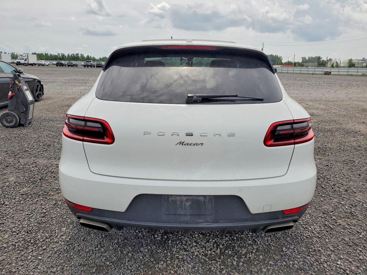 WP1AA2A54JLB11351 · 2018 PORSCHE MACAN · 6/13