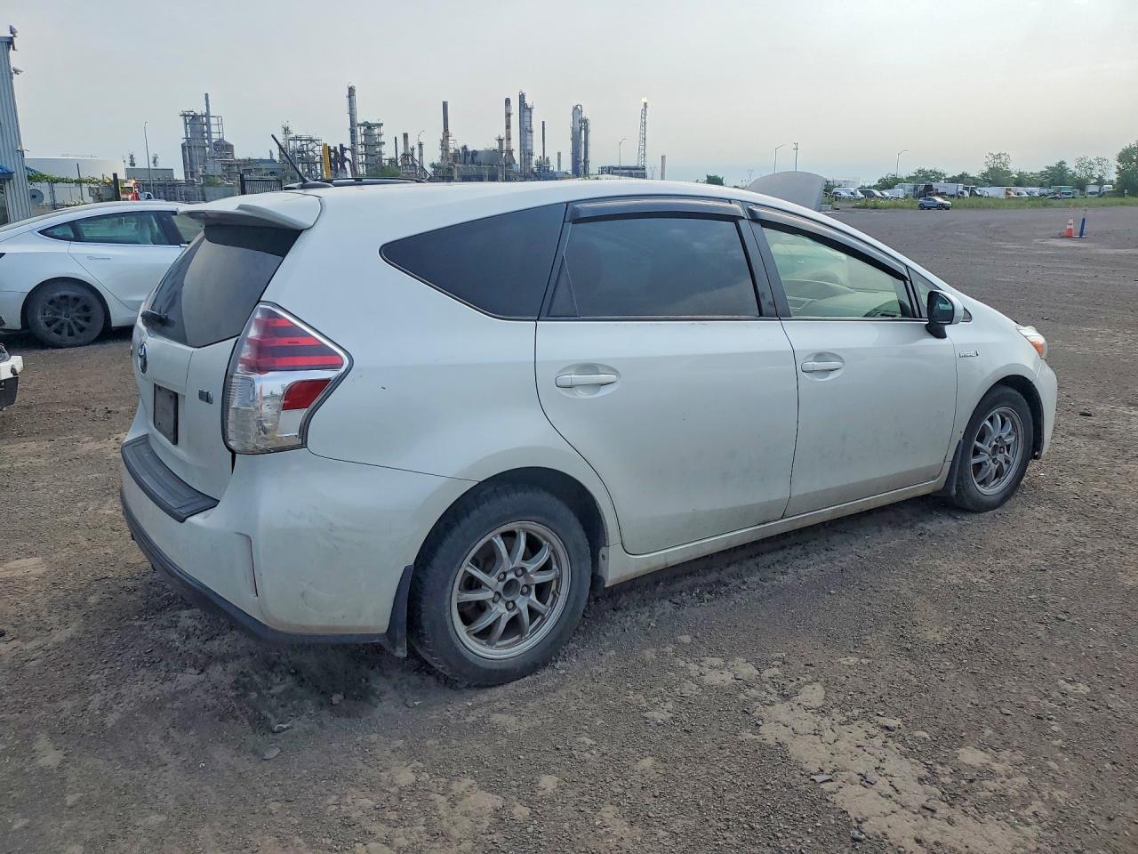 JTDZN3EU4HJ069432 · 2017 TOYOTA PRIUS V · 3/12