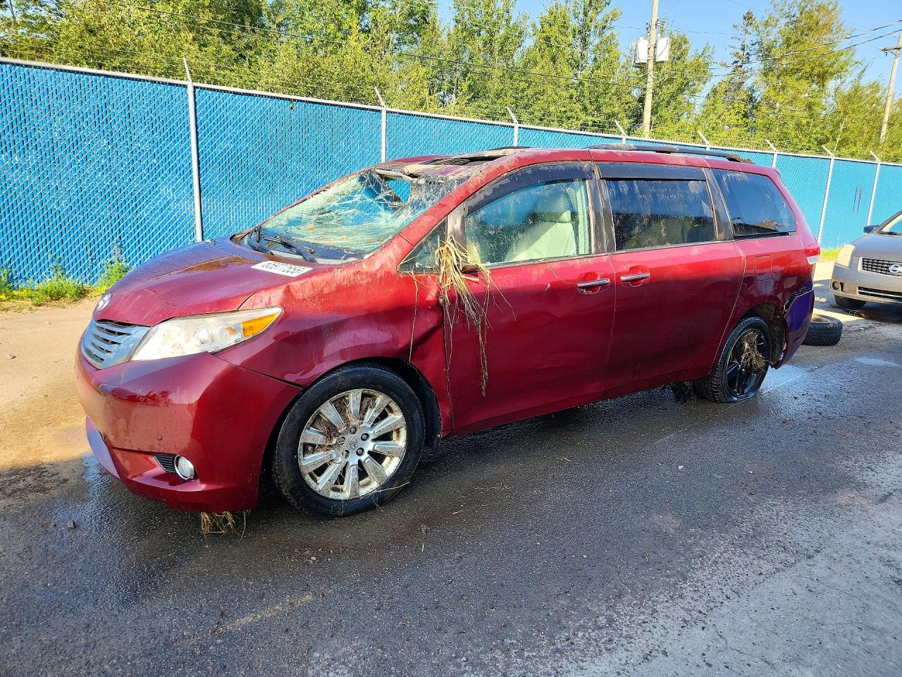 5TDDK3DCXBS002260 · 2011 TOYOTA SIENNA