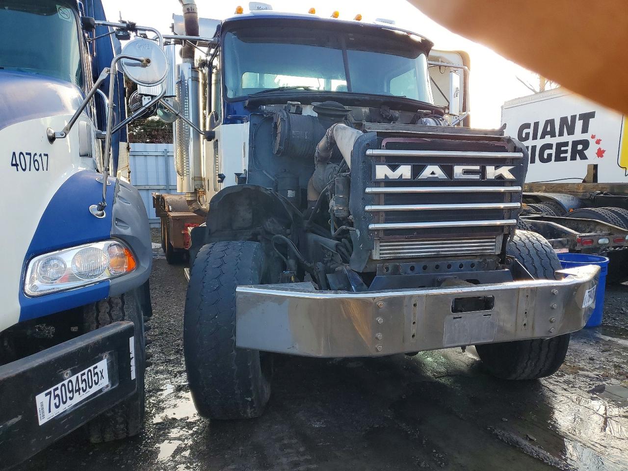 2004 MACK 700
