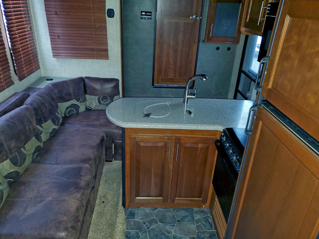 4YDF31028EF810258 · 2014 KEYSTONE FUZION · 5/10