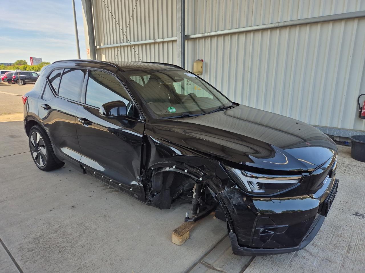 YV1XZEHR1R2****** · 2023 VOLVO XC40