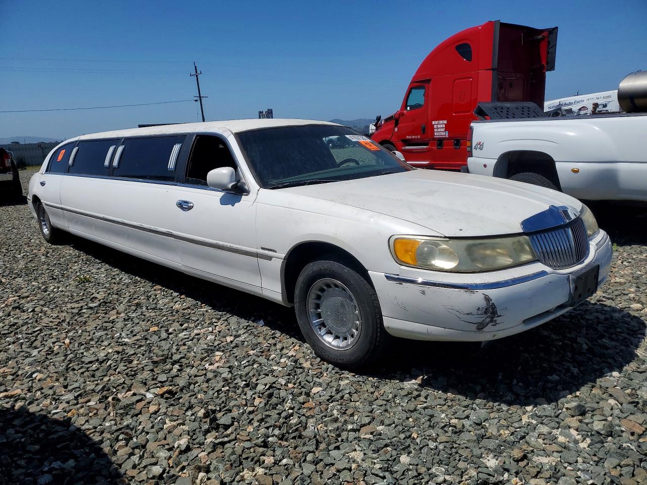 1L1FM81W81Y609207 · 2001 LINCOLN TOWN CAR · 4/12
