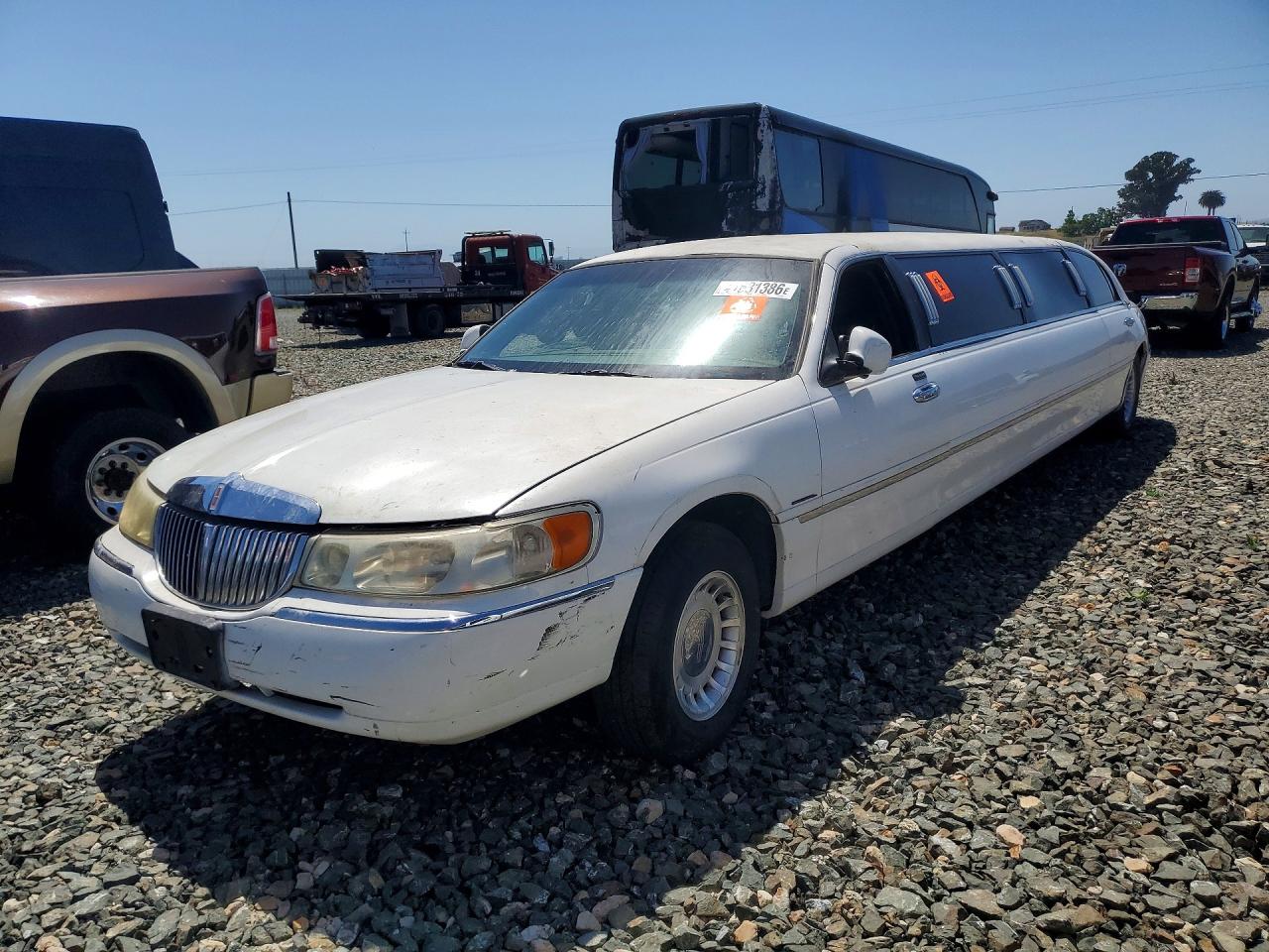 1L1FM81W81Y609207 · 2001 LINCOLN TOWN CAR