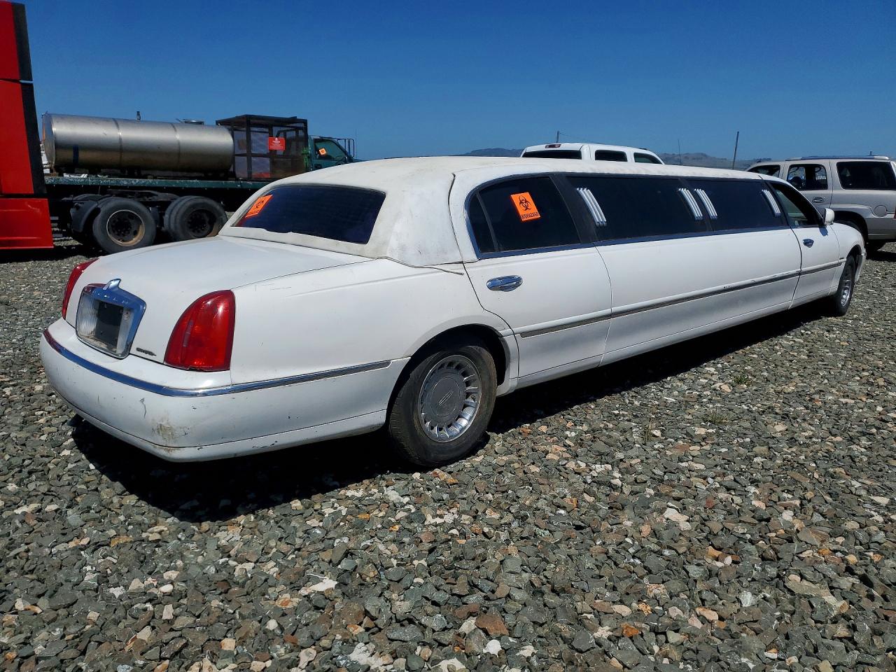 1L1FM81W81Y609207 · 2001 LINCOLN TOWN CAR · 3/12