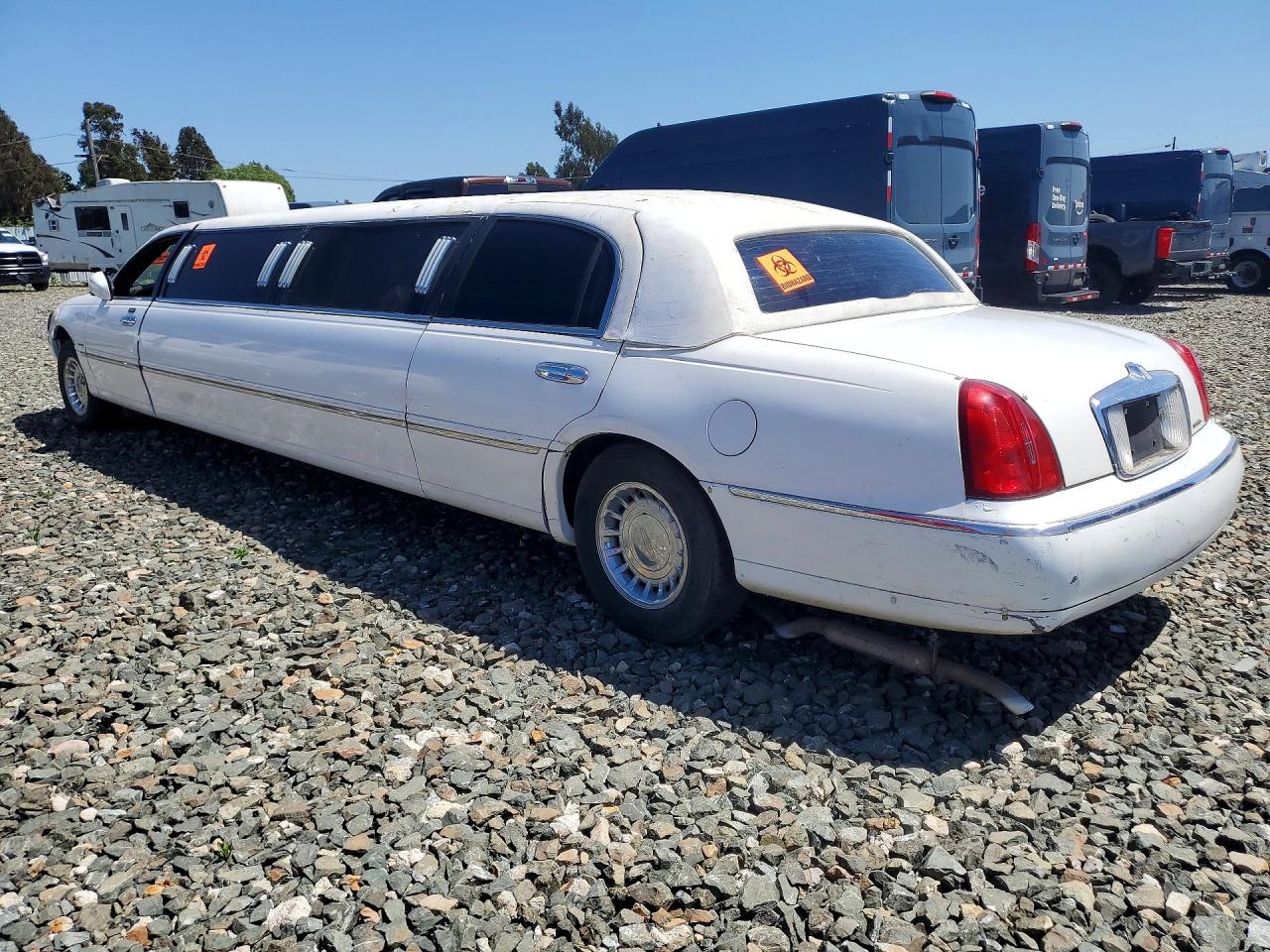 1L1FM81W81Y609207 · 2001 LINCOLN TOWN CAR · 2/12