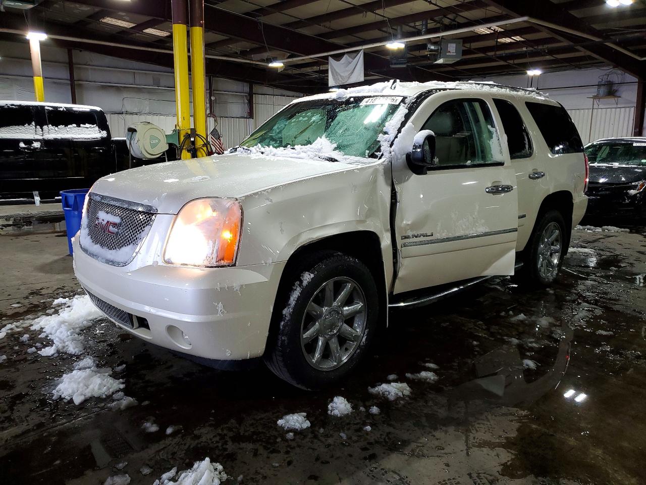 1GKS2EEF6BR257308 · 2011 GMC YUKON