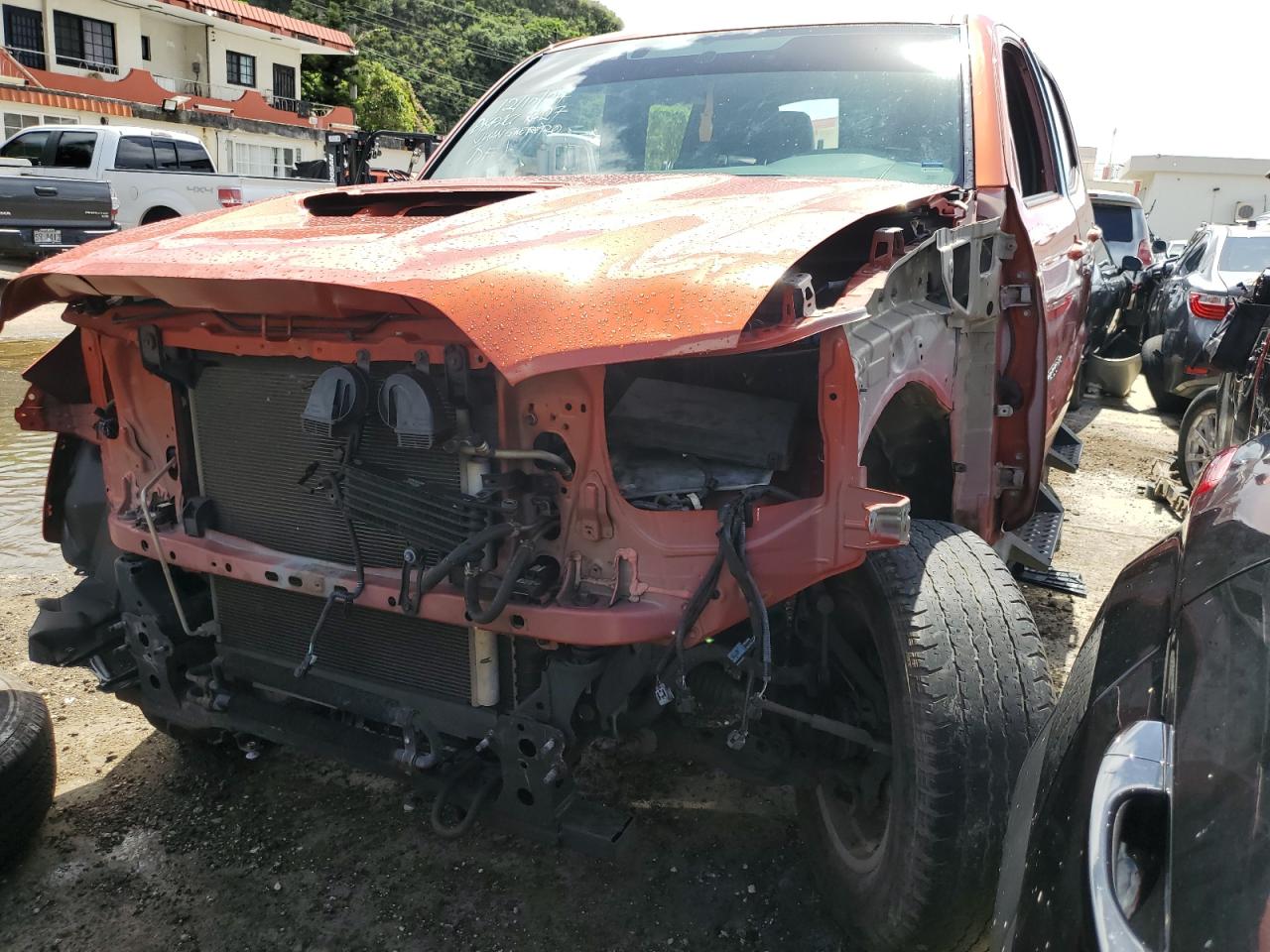 5TFDZ5BN7HX013893 · 2017 TOYOTA TACOMA
