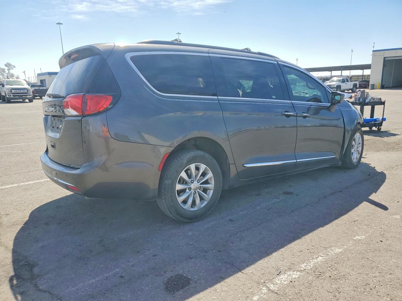 2C4RC1BG5HR642665 · 2017 CHRYSLER PACIFICA · 3/13