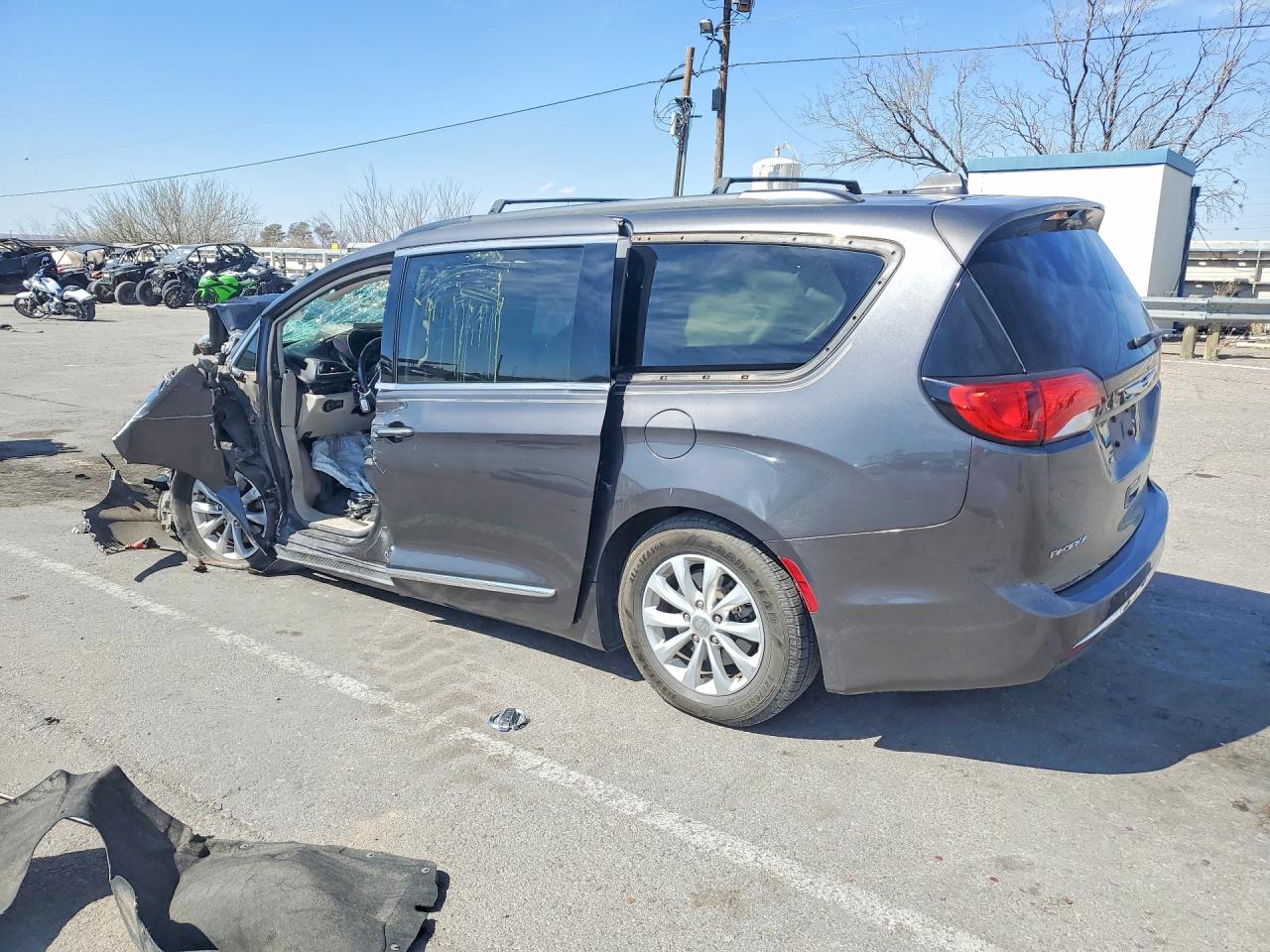 2C4RC1BG5HR642665 · 2017 CHRYSLER PACIFICA · 2/13