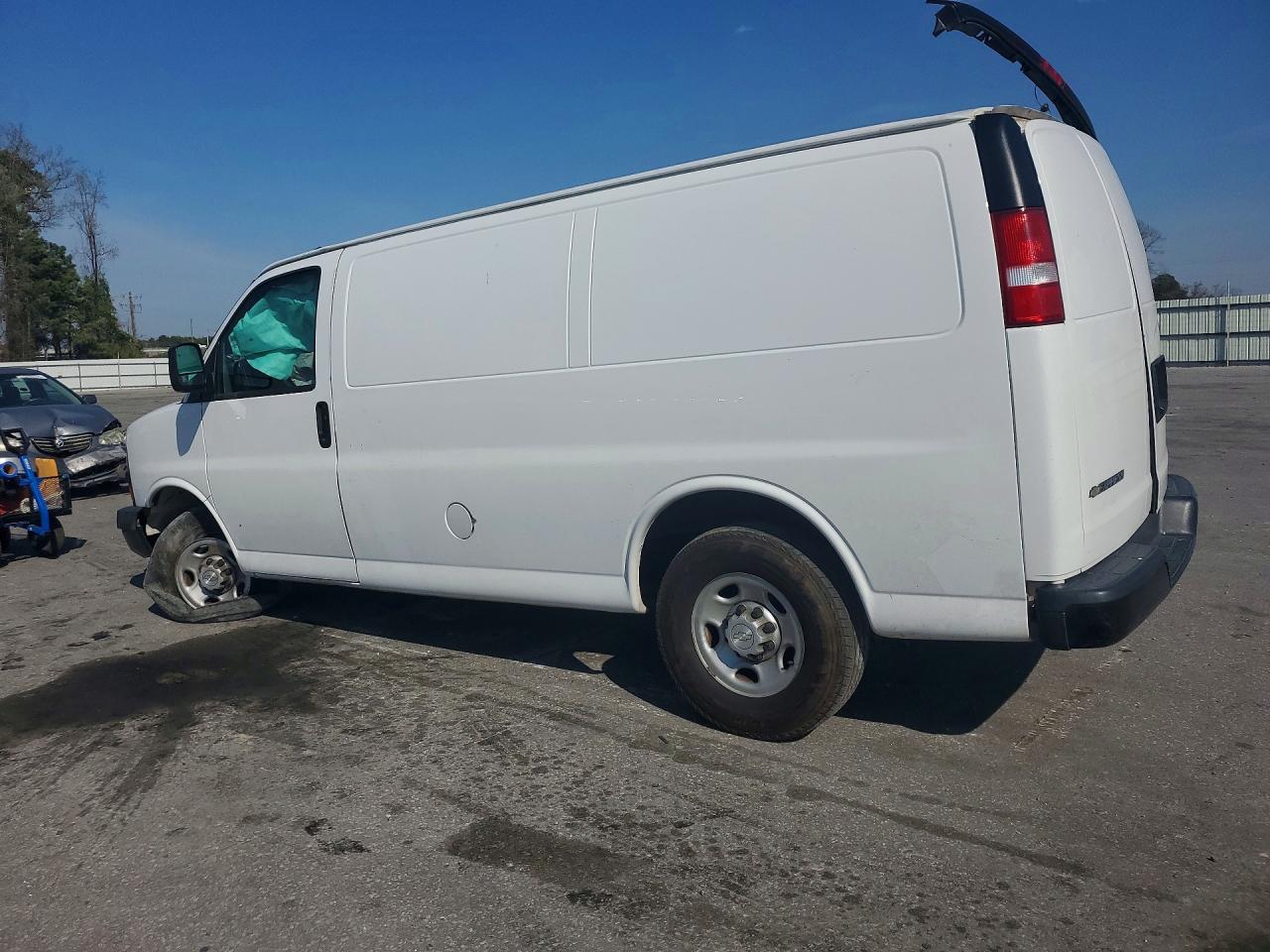 1GCWGAFP3J1339623 · 2018 CHEVROLET EXPRESS G2500 · 2/13