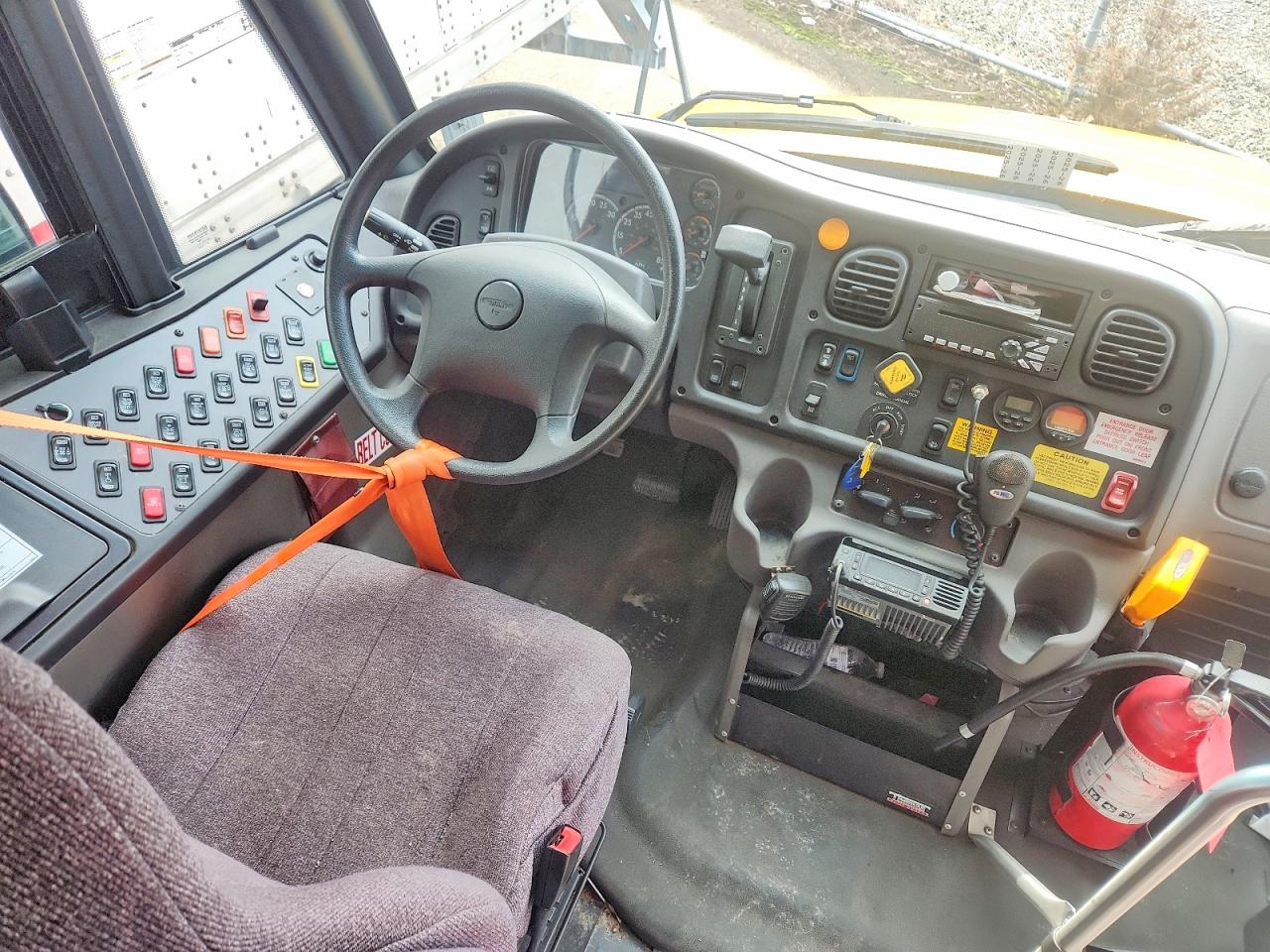 4UZABRFB5MCMD6124 · 2021 FREIGHTLINER CHASSIS · 5/10
