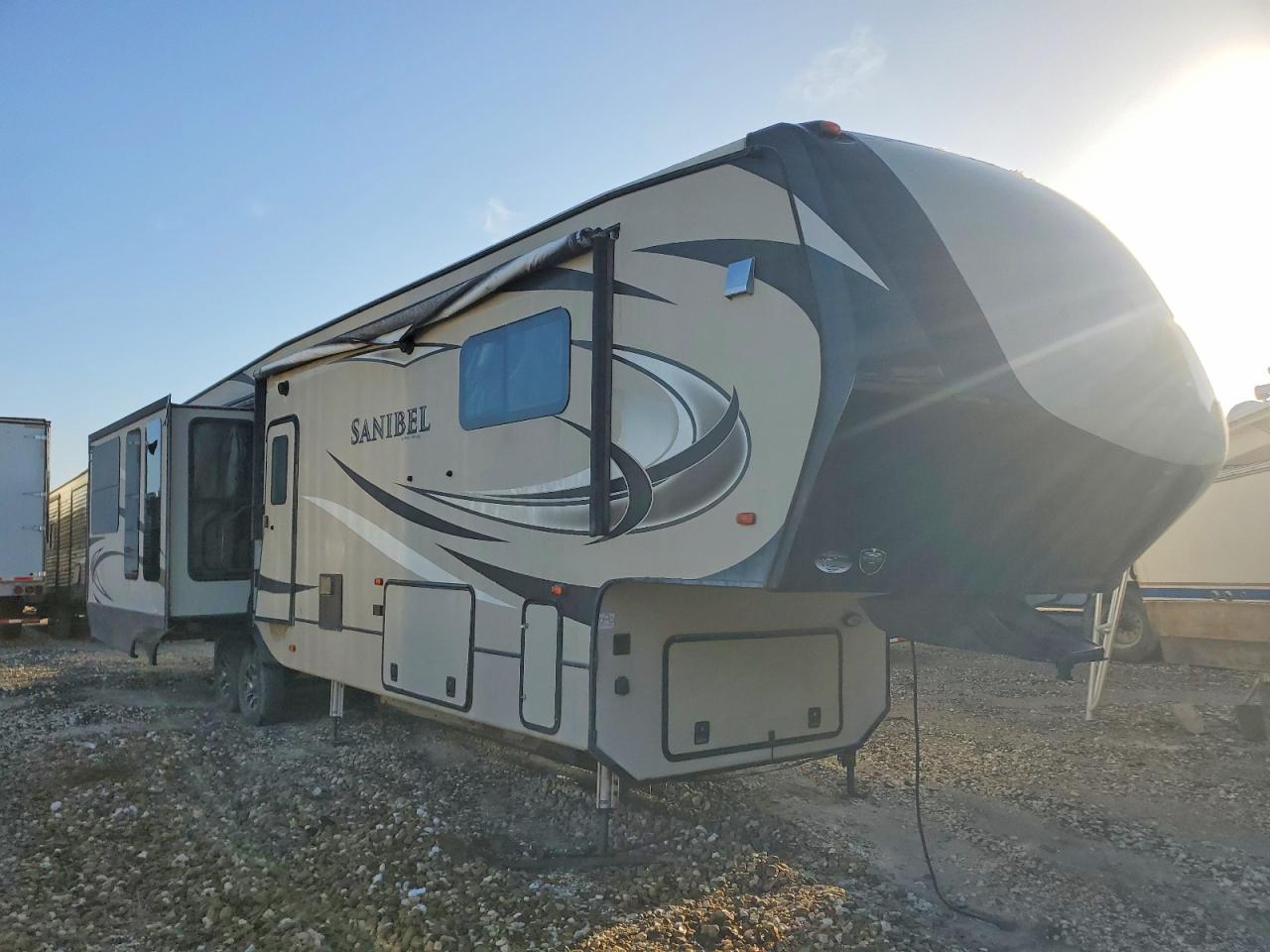 5ZT3SN2B5KG703198 · 2019 FORESRIVER SANIBEL