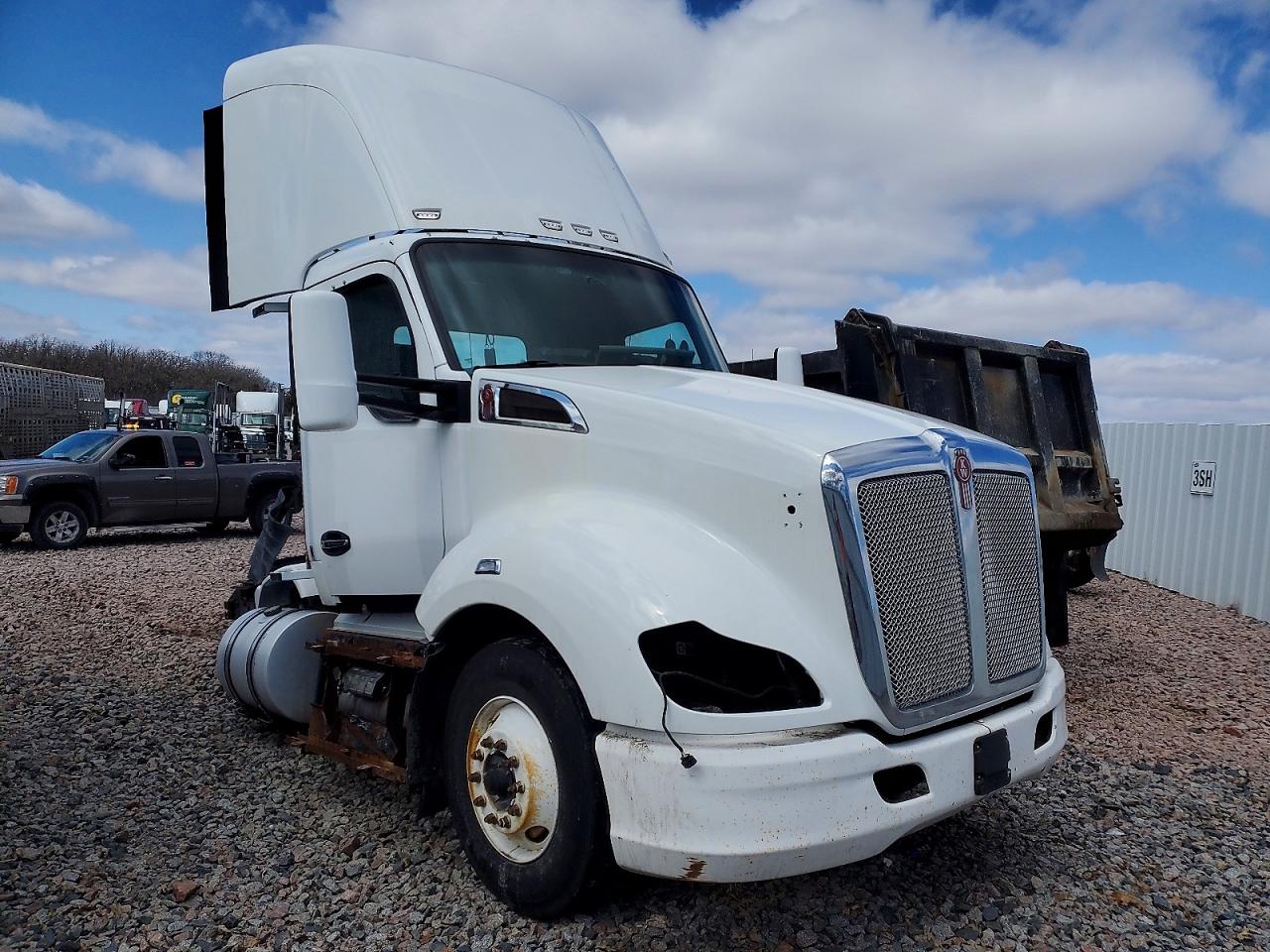 1XKYA48X0FJ403332 · 2015 KENWORTH T680