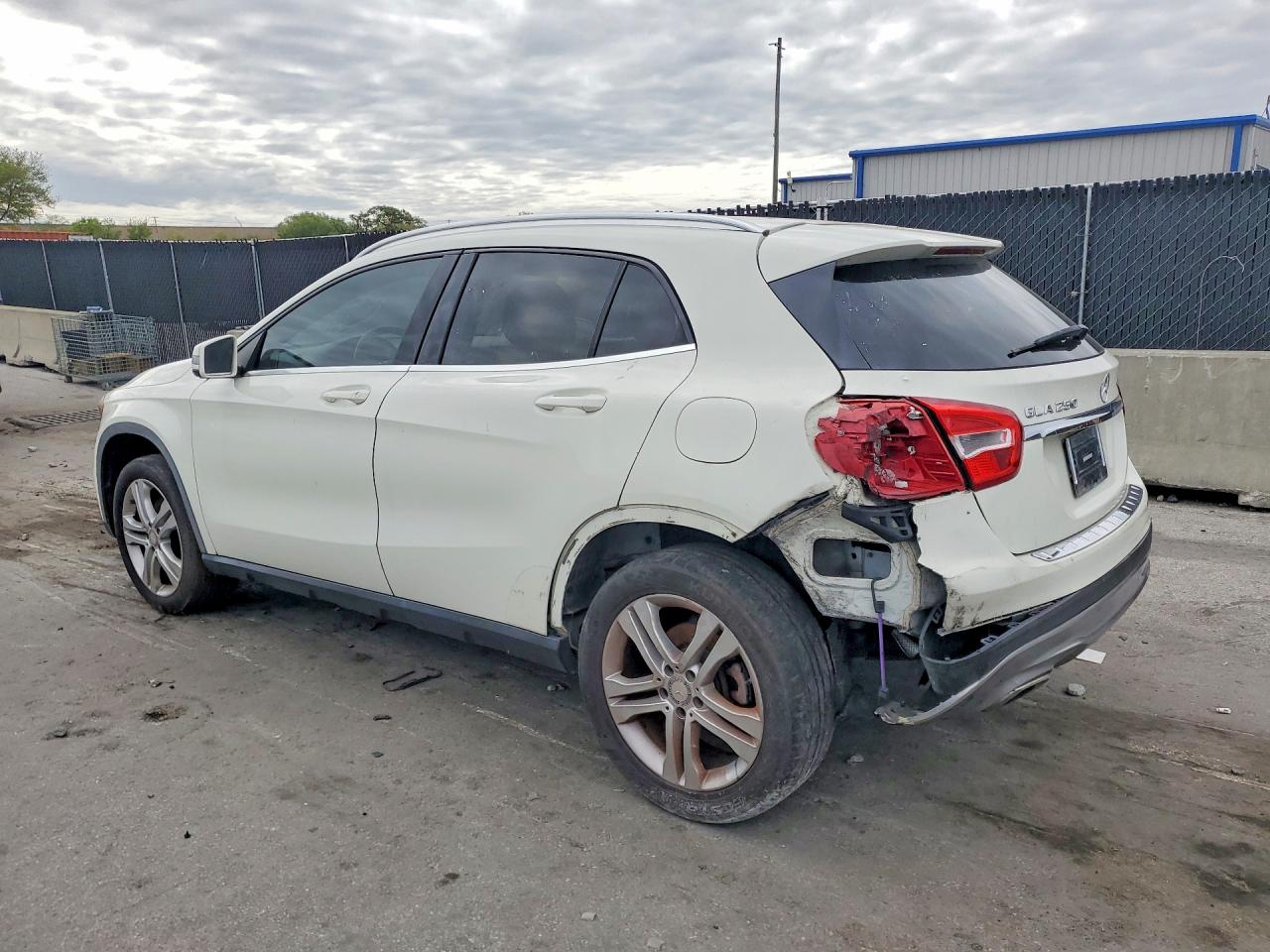 WDCTG4GB7FJ181960 · 2015 MERCEDES-BENZ GLA · 2/13