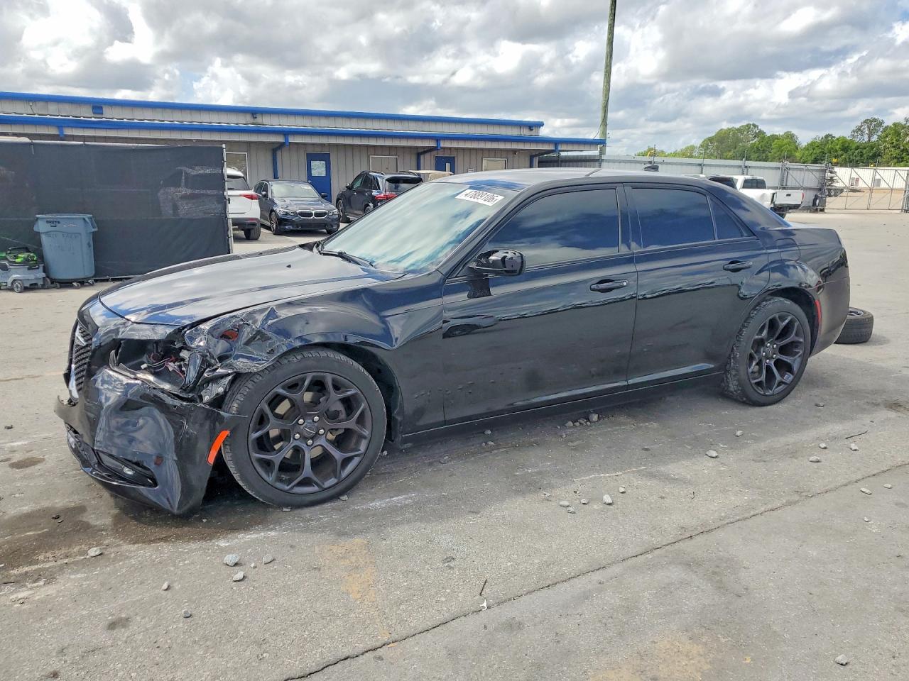 2C3CCABG2KH648060 · 2019 CHRYSLER 300