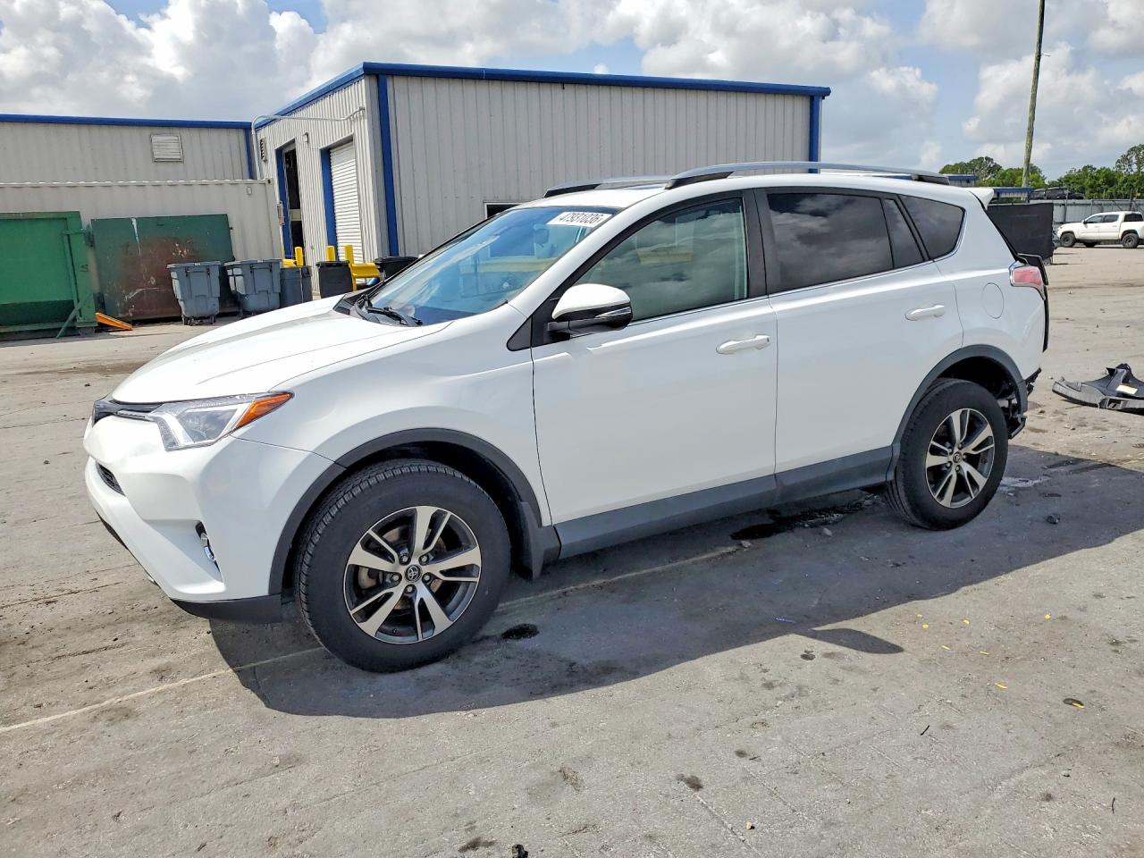 2T3WFREV2HW380273 · 2017 TOYOTA RAV4