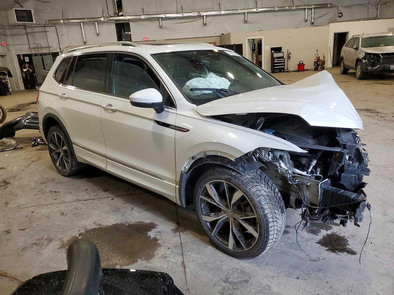 3VV4B7AX9RM124537 · 2024 VOLKSWAGEN TIGUAN · 4/14