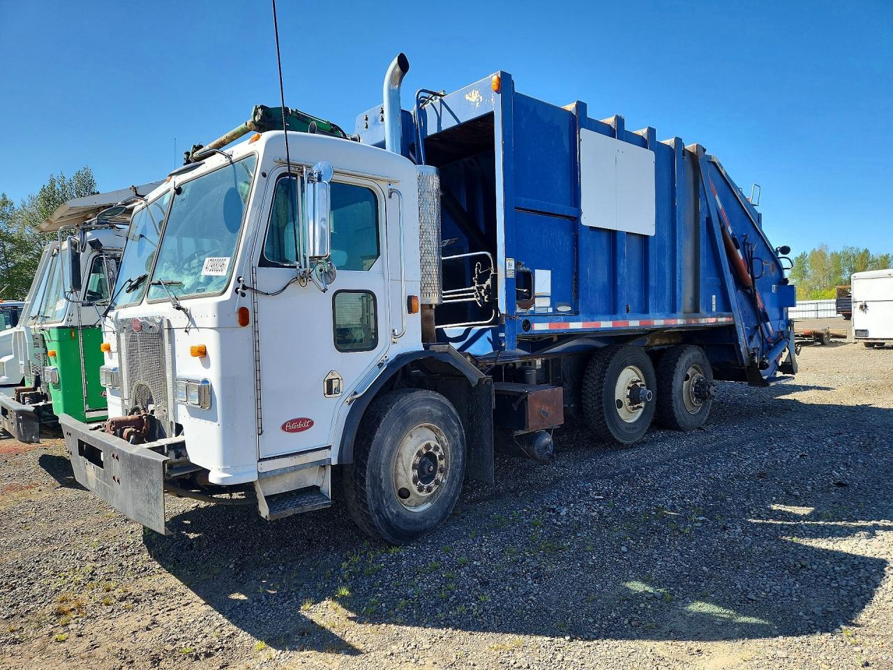 2001 PETERBILT 320