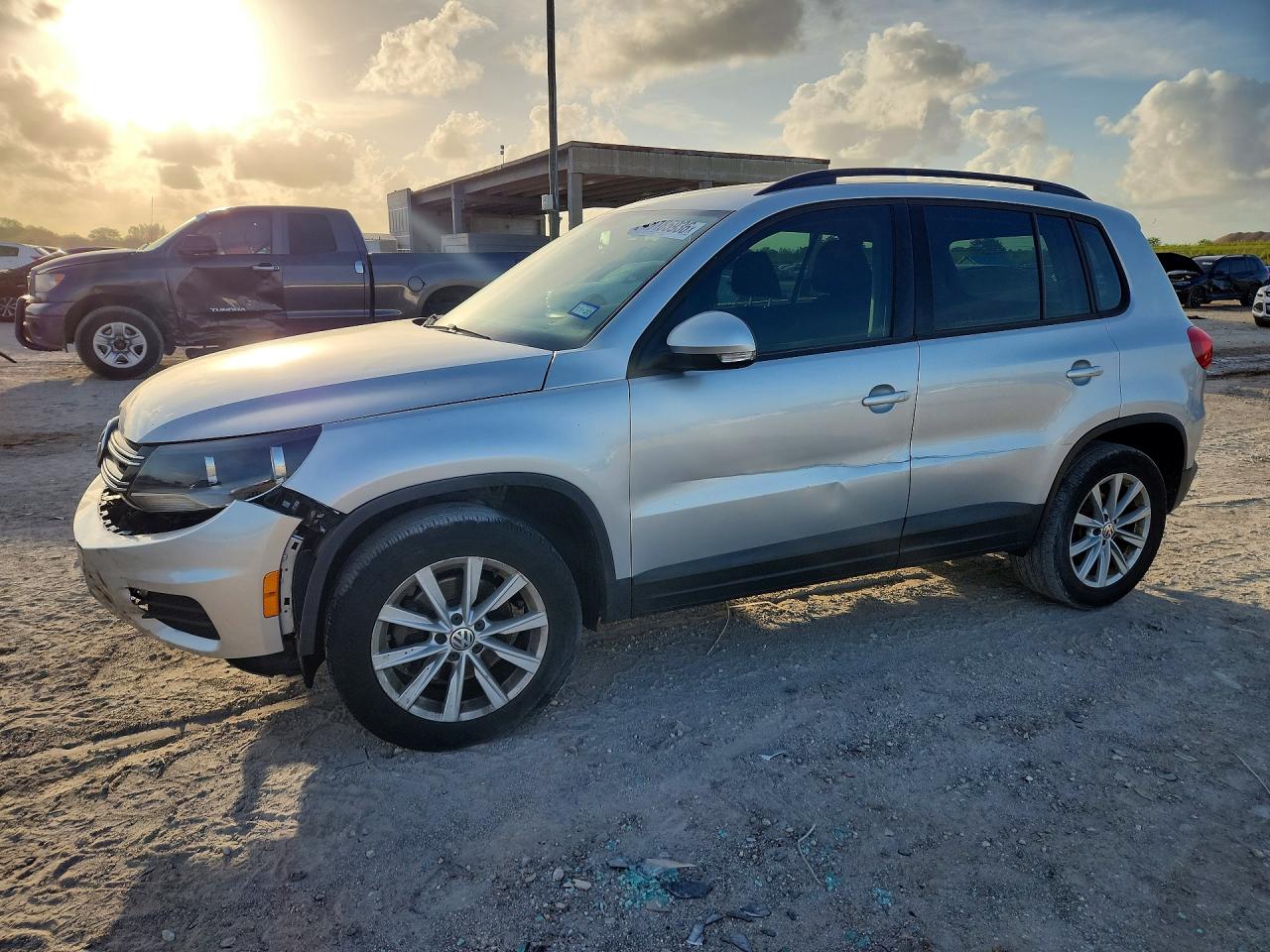 WVGAV7AX2HK044961 · 2017 VOLKSWAGEN TIGUAN