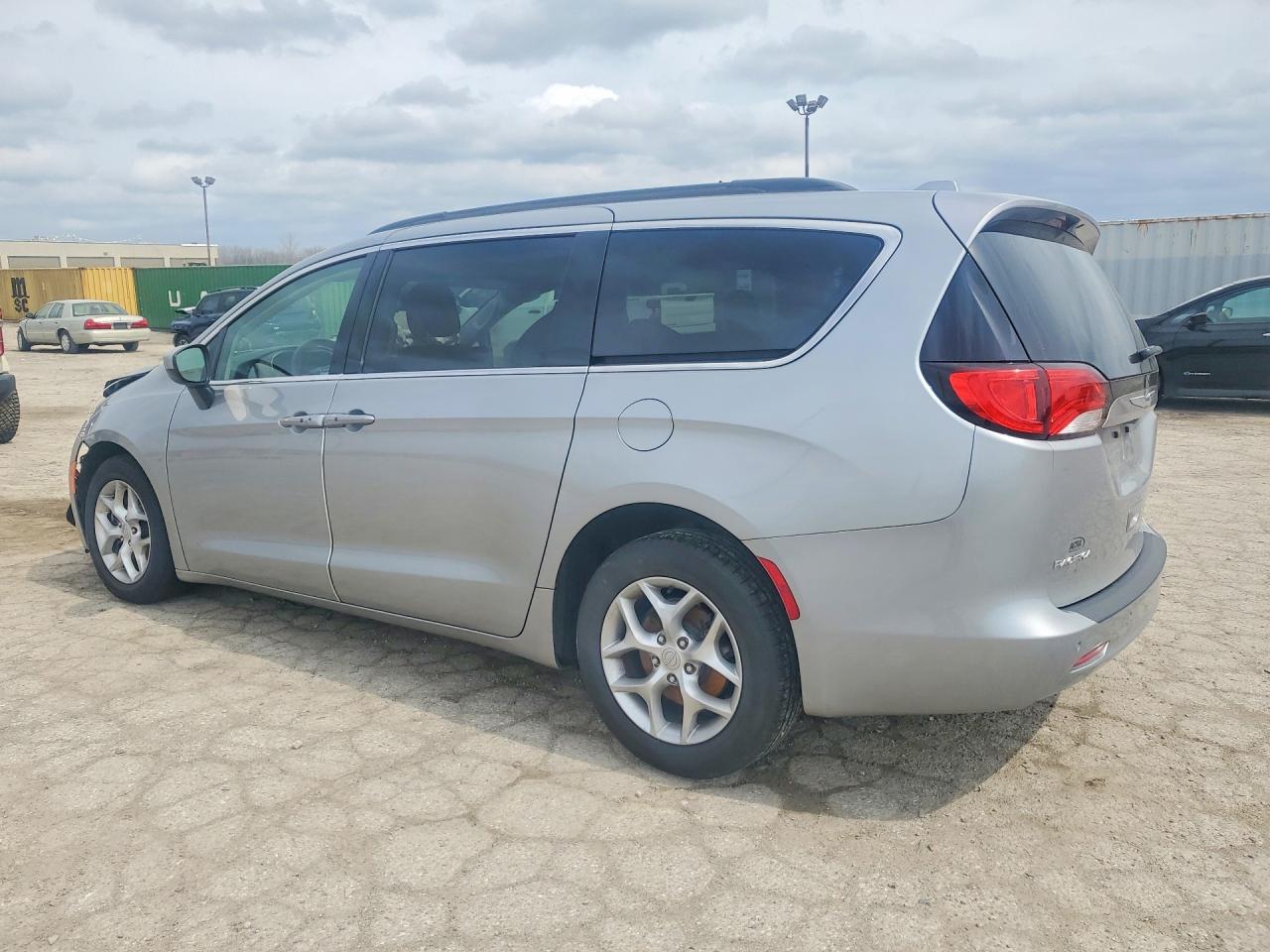 2C4RC1DG9JR309470 · 2018 CHRYSLER PACIFICA · 2/13