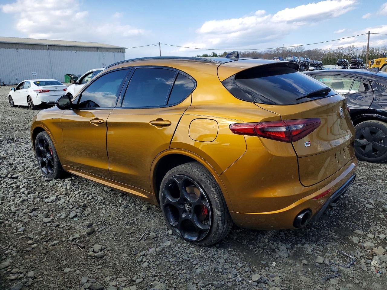 ZASPAKBN8N7D31611 · 2022 ALFA ROMEO STELVIO · 2/13
