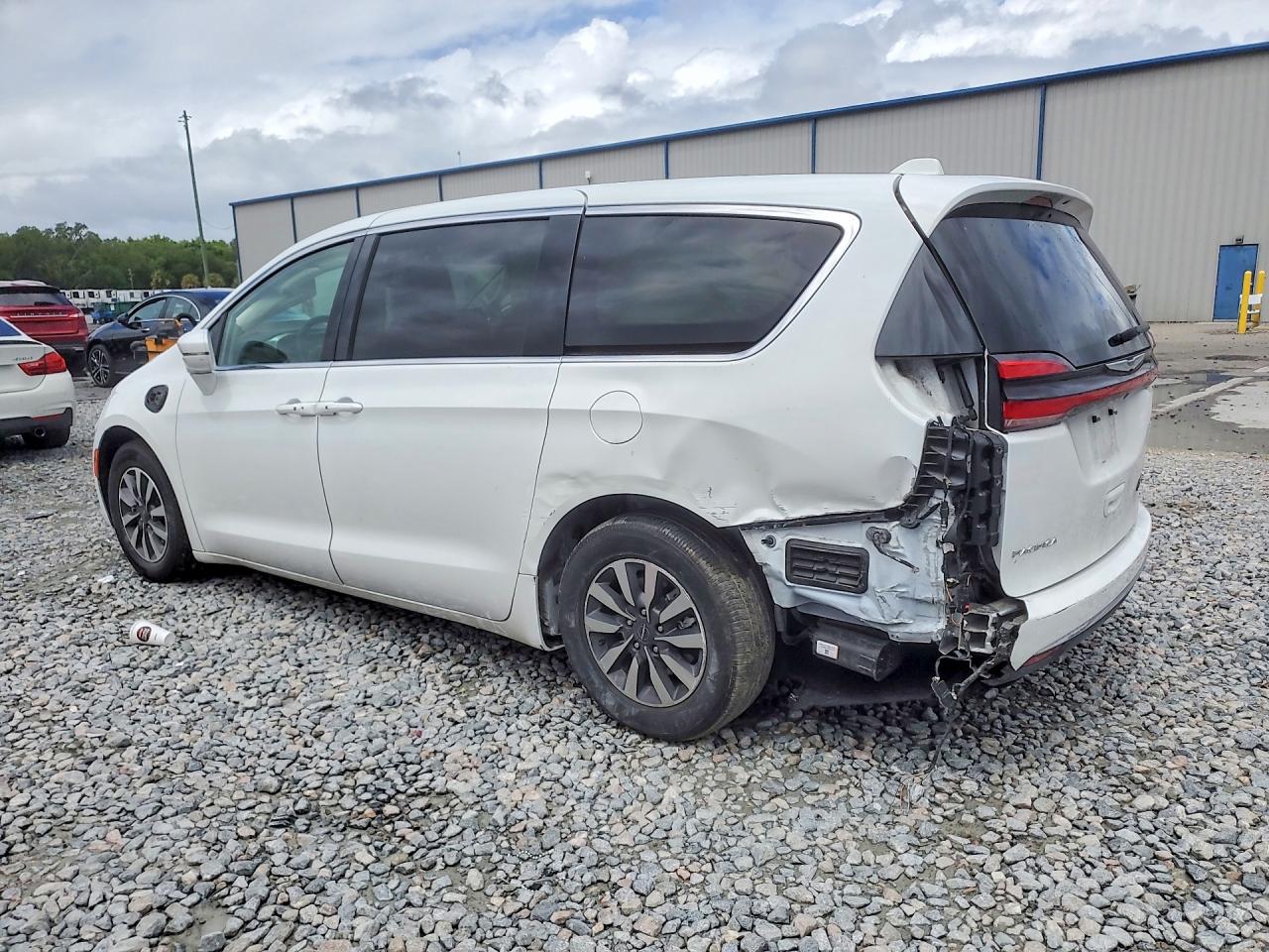 2C4RC1L70NR207322 · 2022 CHRYSLER PACIFICA · 2/13