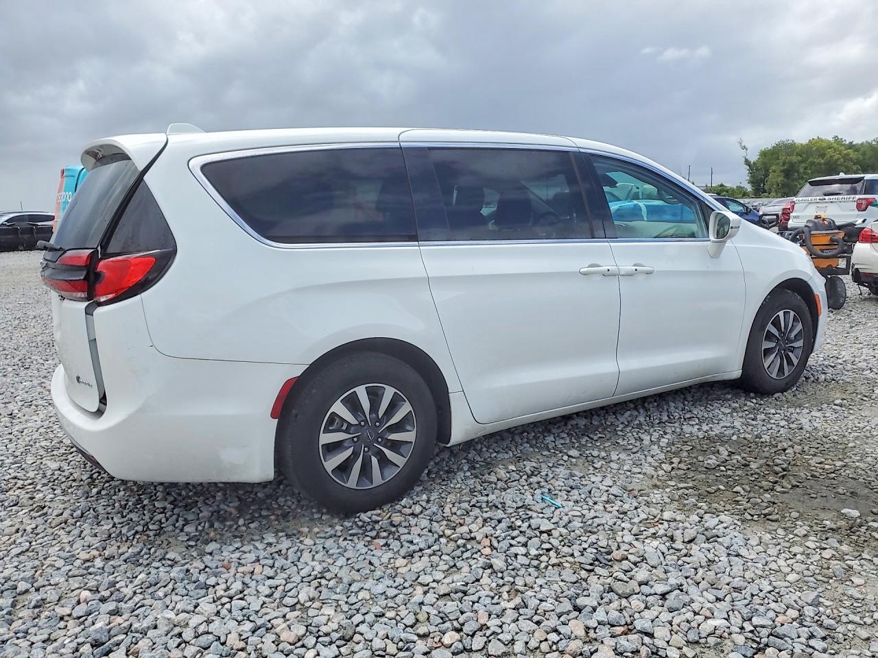 2C4RC1L70NR207322 · 2022 CHRYSLER PACIFICA · 3/13