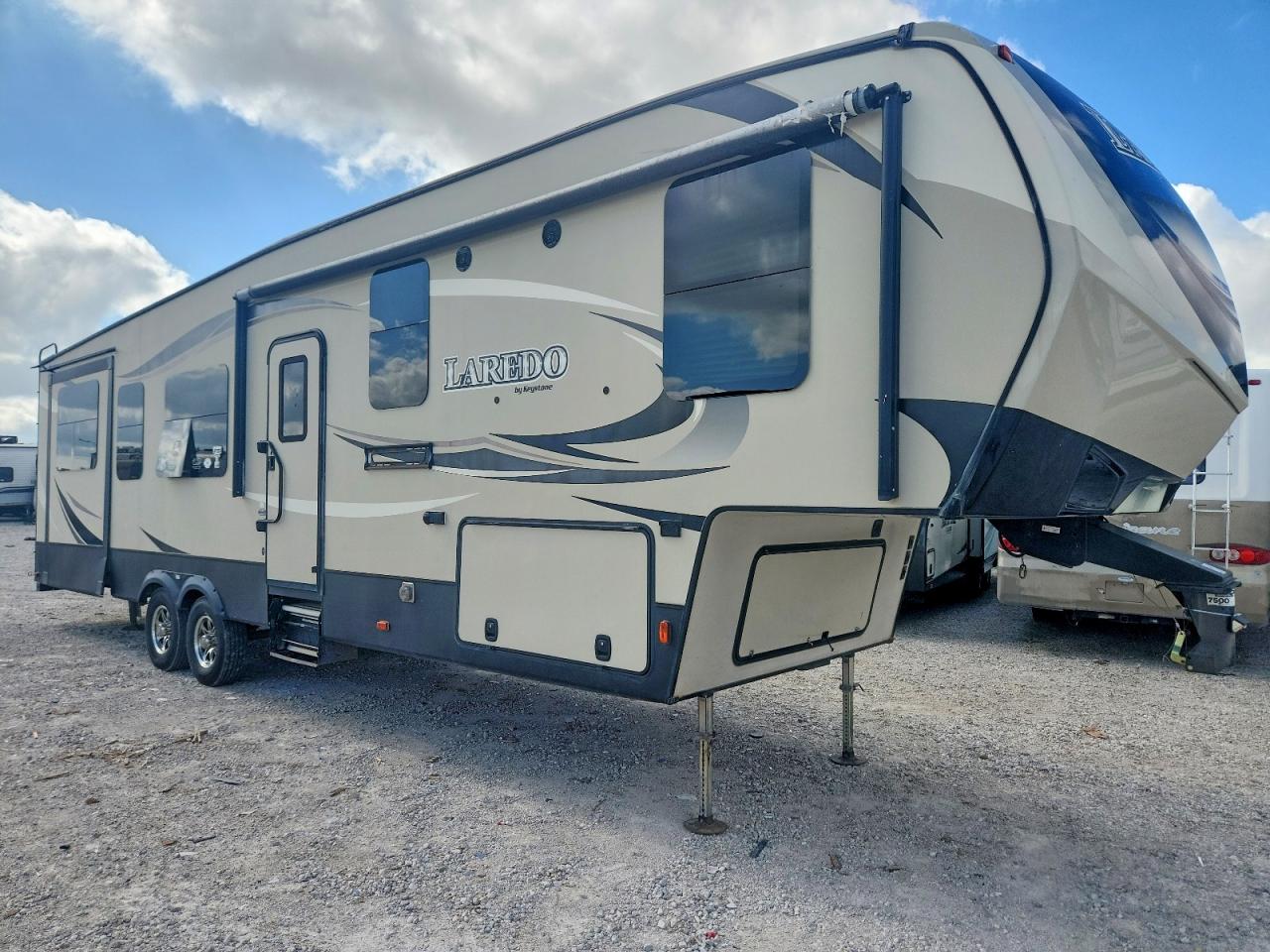 4YDF34224HE601687 · 2017 KEYSTONE LAREDO
