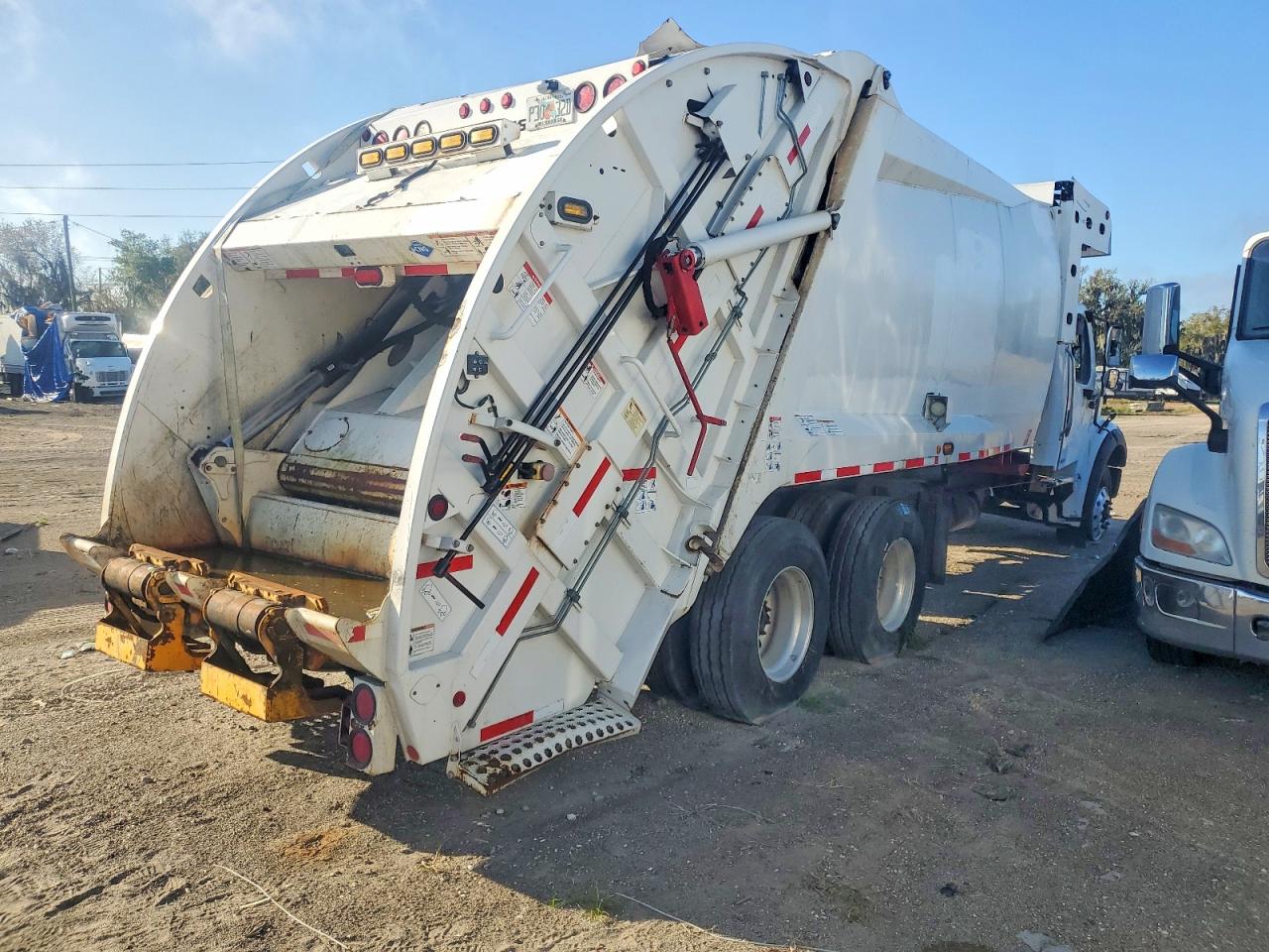 1FVHC5FT7LHKT7068 · 2020 FREIGHTLINER M2 · 4/10