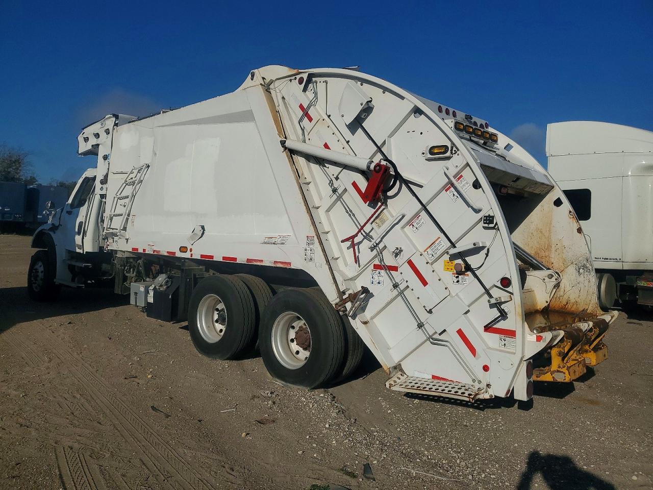 1FVHC5FT7LHKT7068 · 2020 FREIGHTLINER M2 · 3/10