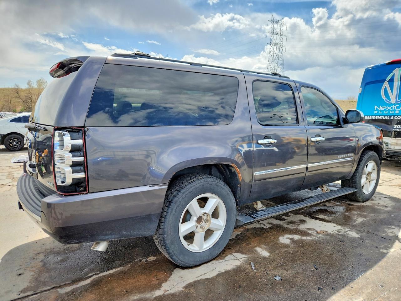 1GNUKKE39AR147237 · 2010 CHEVROLET SUBURBAN · 3/13