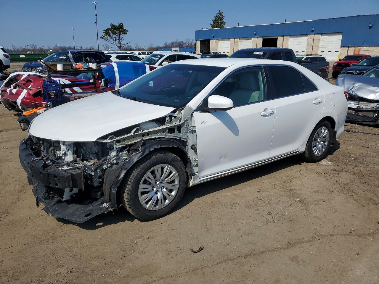 4T1BD1FK2EU114024 · 2014 TOYOTA CAMRY HYBRID