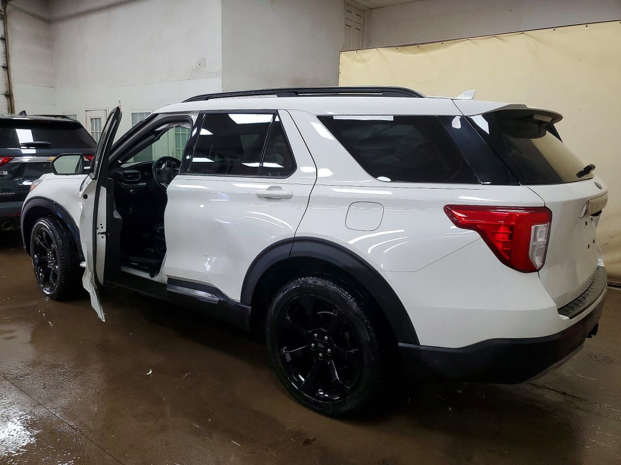 1FMSK8DHXNGB73424 · 2022 FORD EXPLORER · 2/13