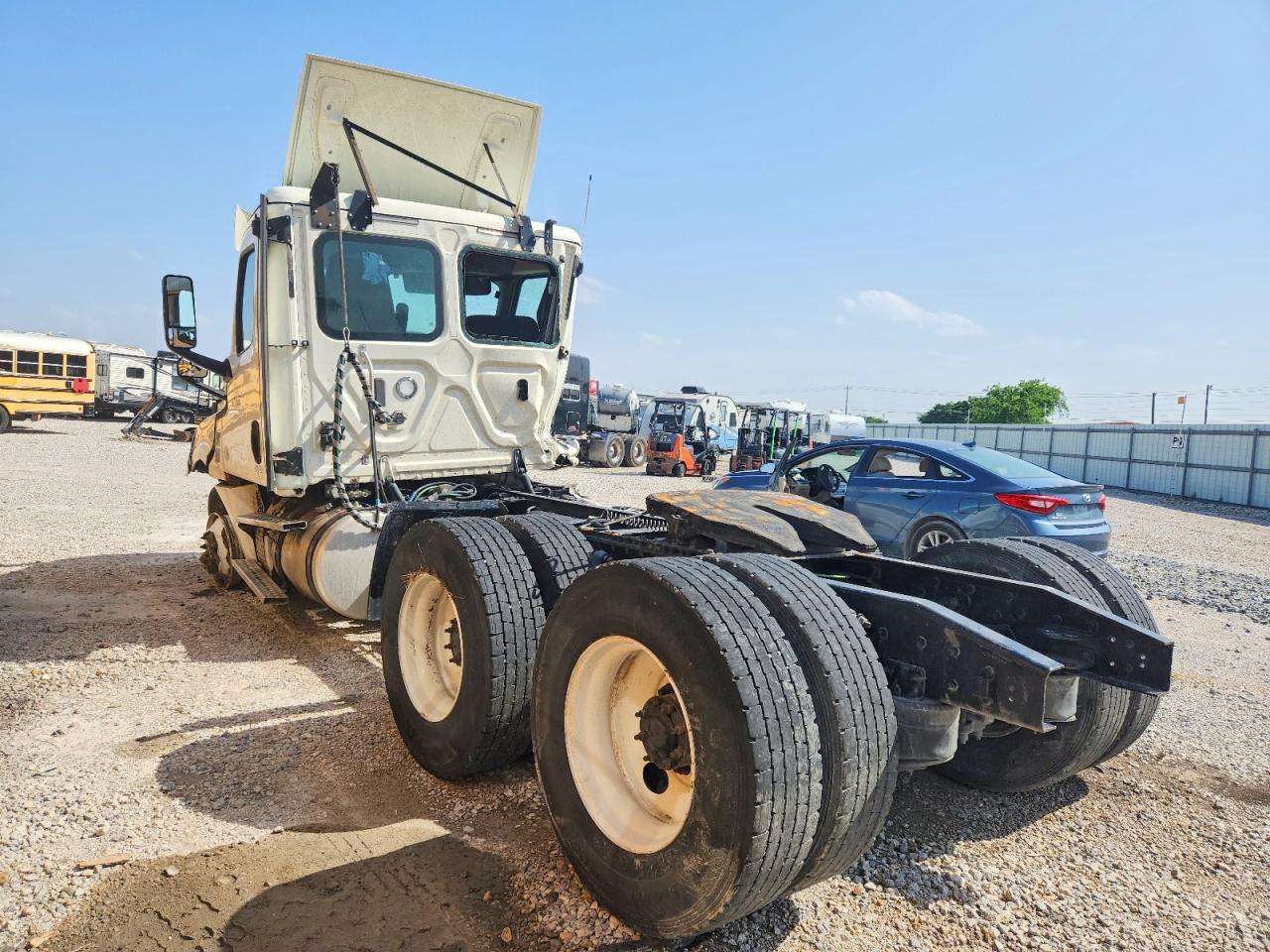3AKJHLDVXJSJT1051 · 2018 FREIGHTLINER CASCADIA 126 · 3/10
