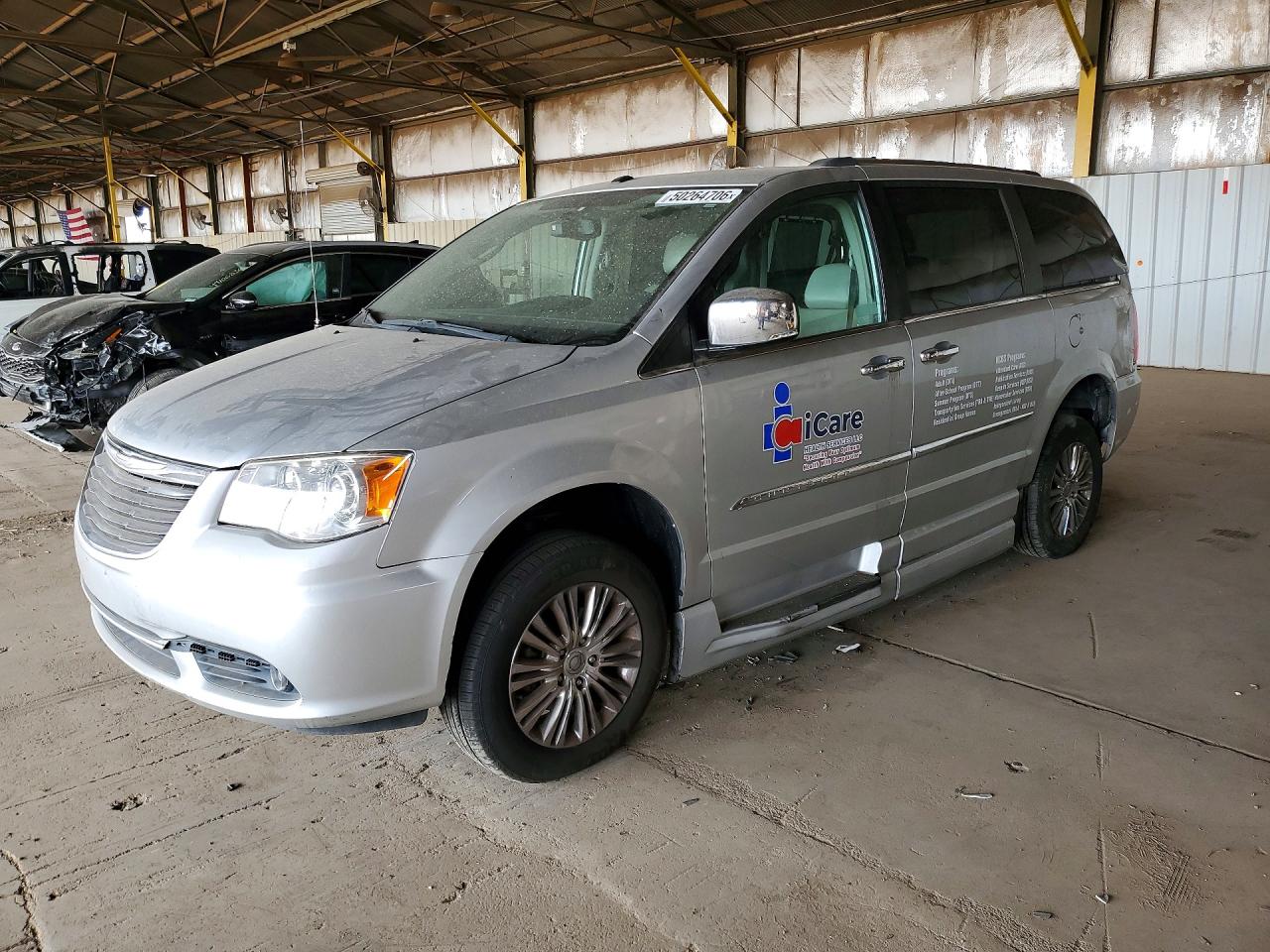 2A4RR6DG6BR690119 · 2011 CHRYSLER TOWN & COUNTRY
