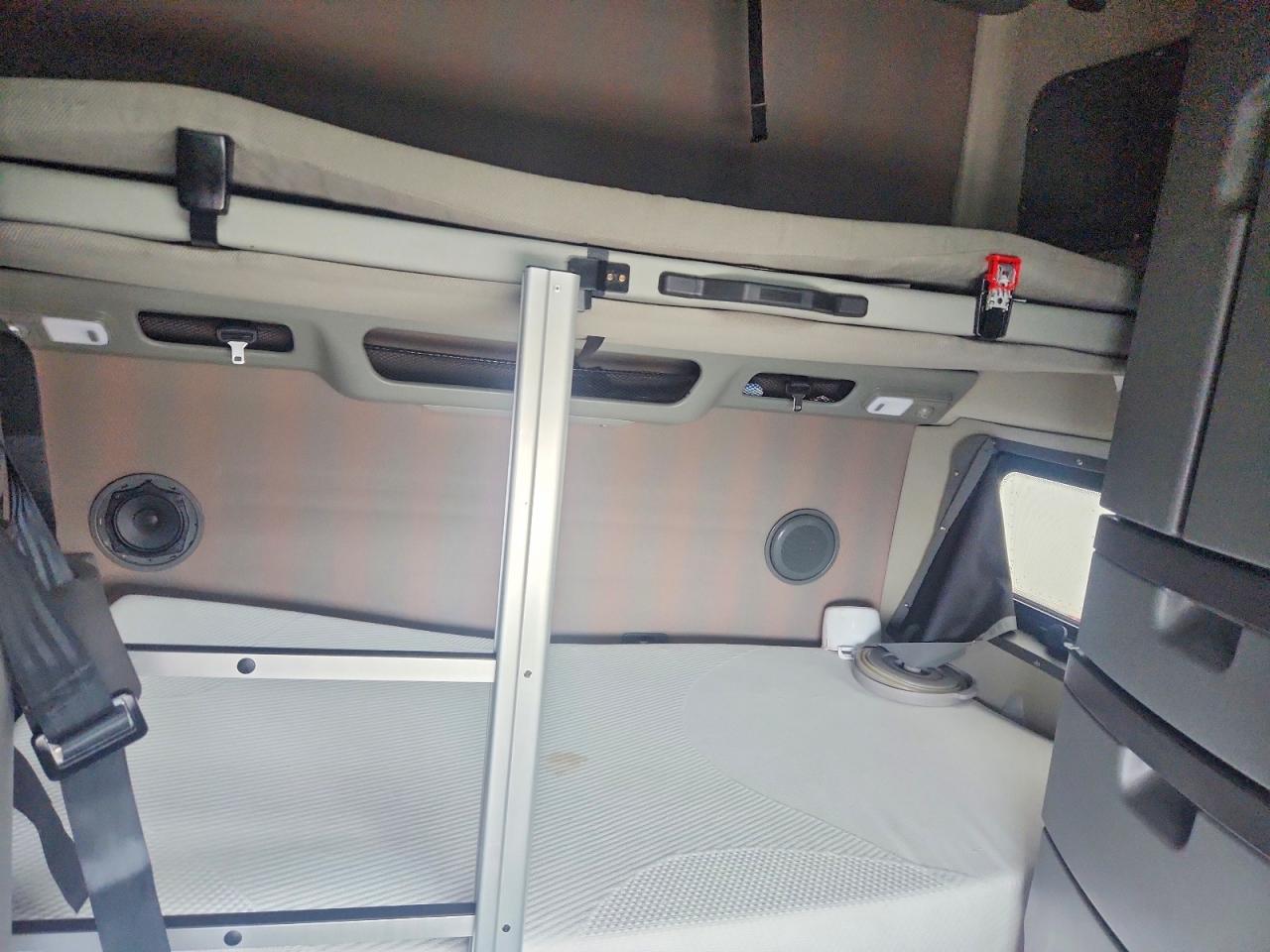4V4NC9EH1SN683885 · 2025 VOLVO VN · 6/10