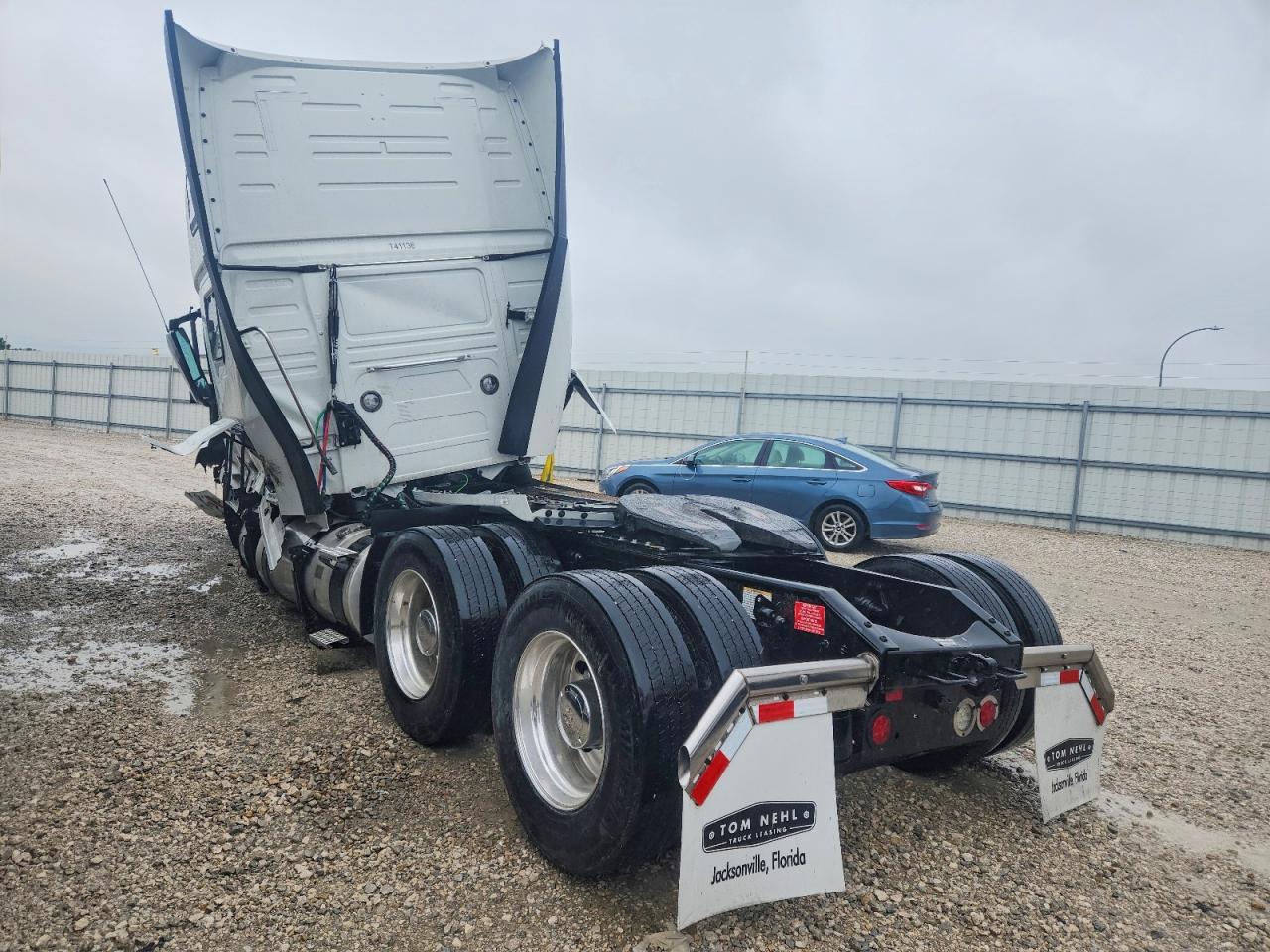 4V4NC9EH1SN683885 · 2025 VOLVO VN · 3/10