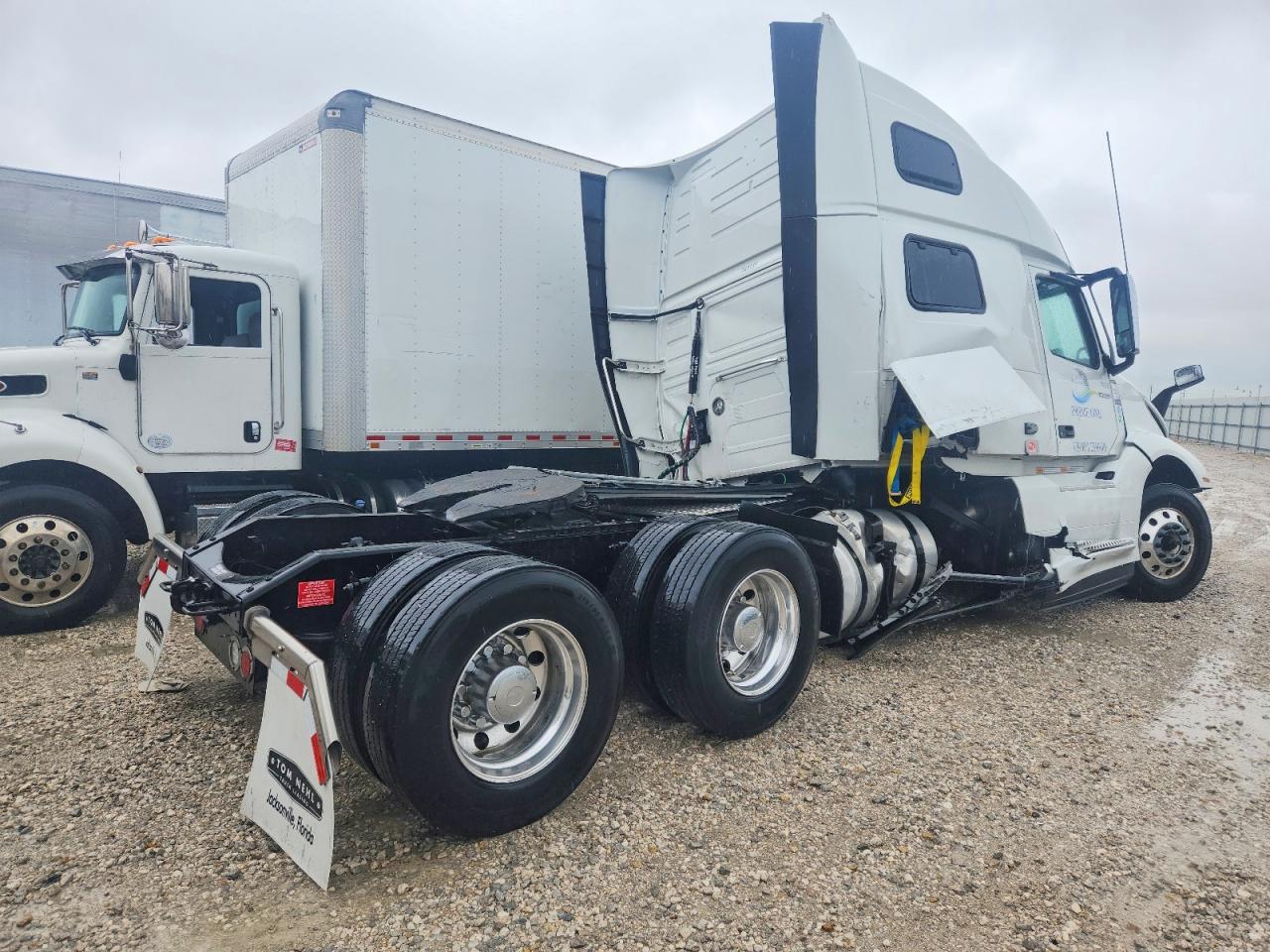 4V4NC9EH1SN683885 · 2025 VOLVO VN · 4/10