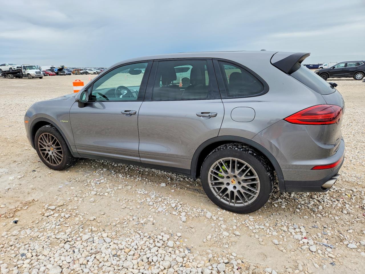 WP1AE2A25GLA63443 · 2016 PORSCHE CAYENNE · 2/13