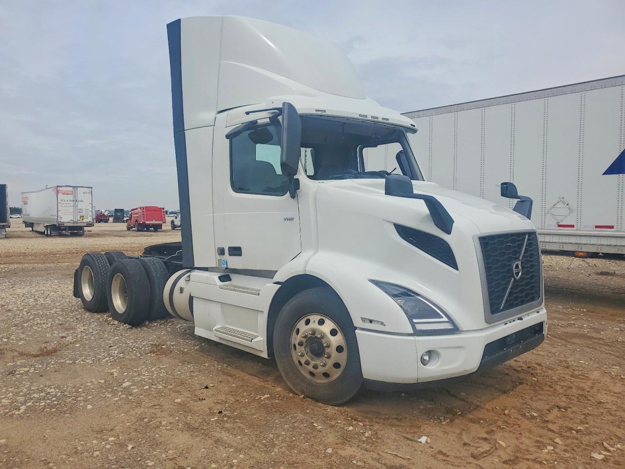2024 VOLVO VNR