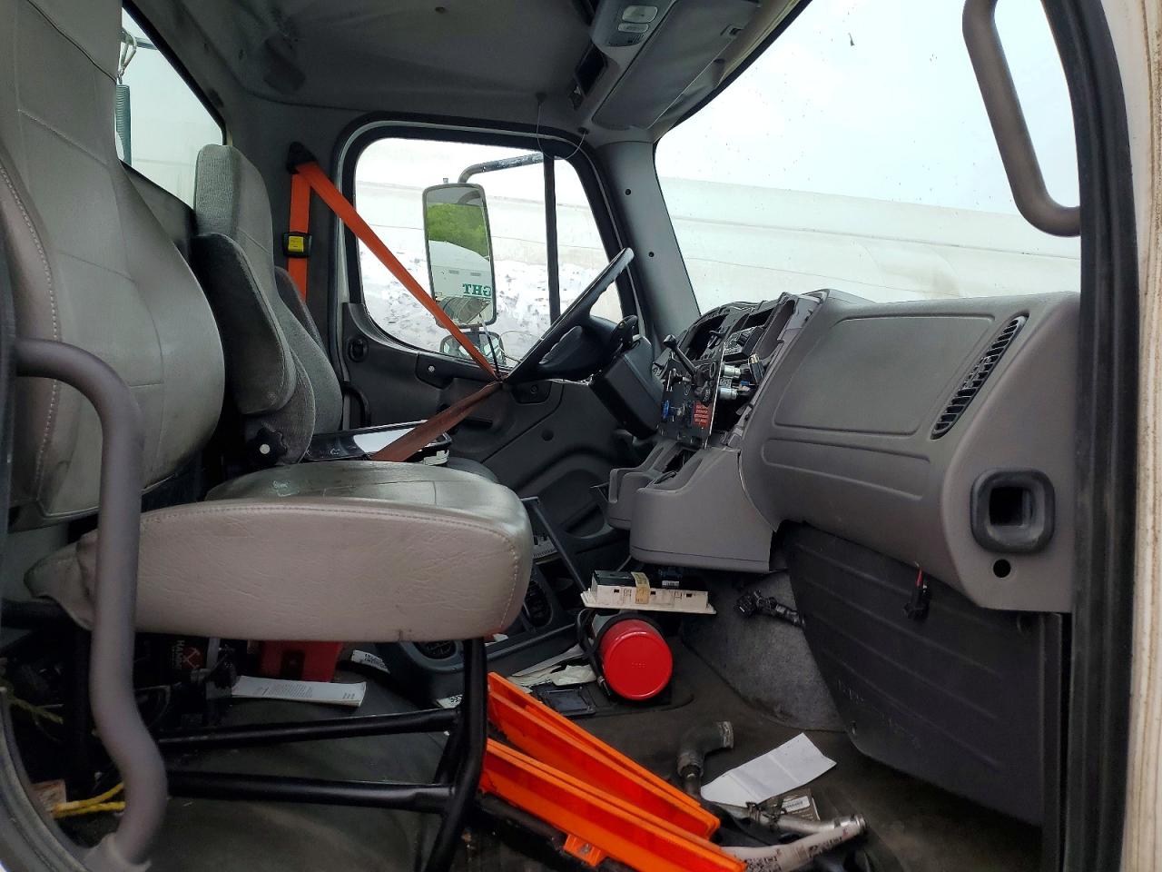 1FUBC5CY2FHGK0773 · 2015 FREIGHTLINER M2 · 5/10