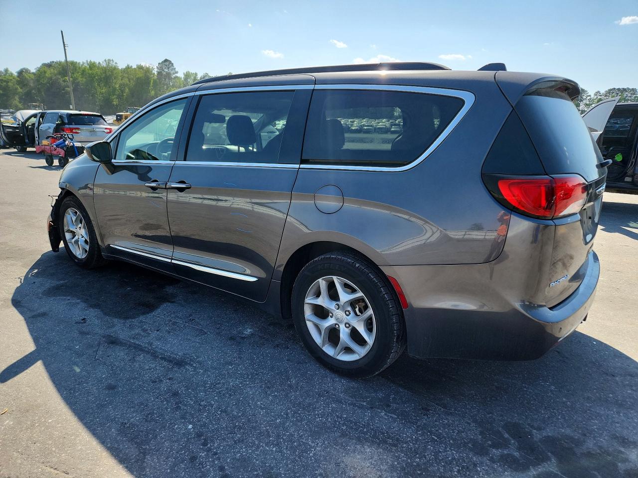 2C4RC1BG5HR725707 · 2017 CHRYSLER PACIFICA · 2/13