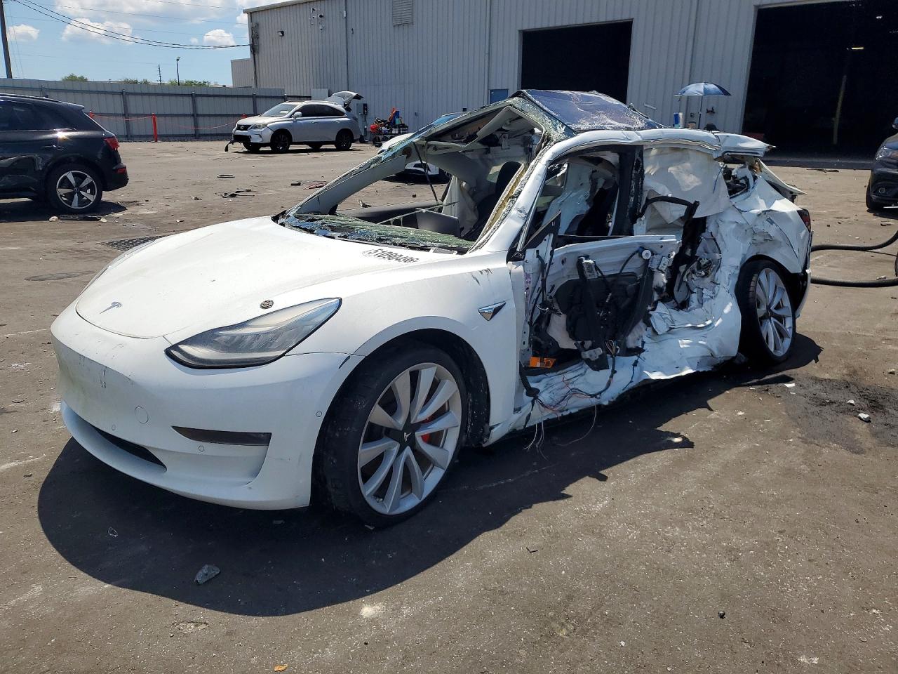 5YJ3E1EB8JF106522 · 2018 TESLA MODEL 3