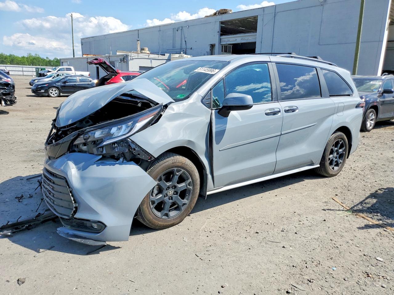 5TDCSKFC4SS166879 · 2025 TOYOTA SIENNA